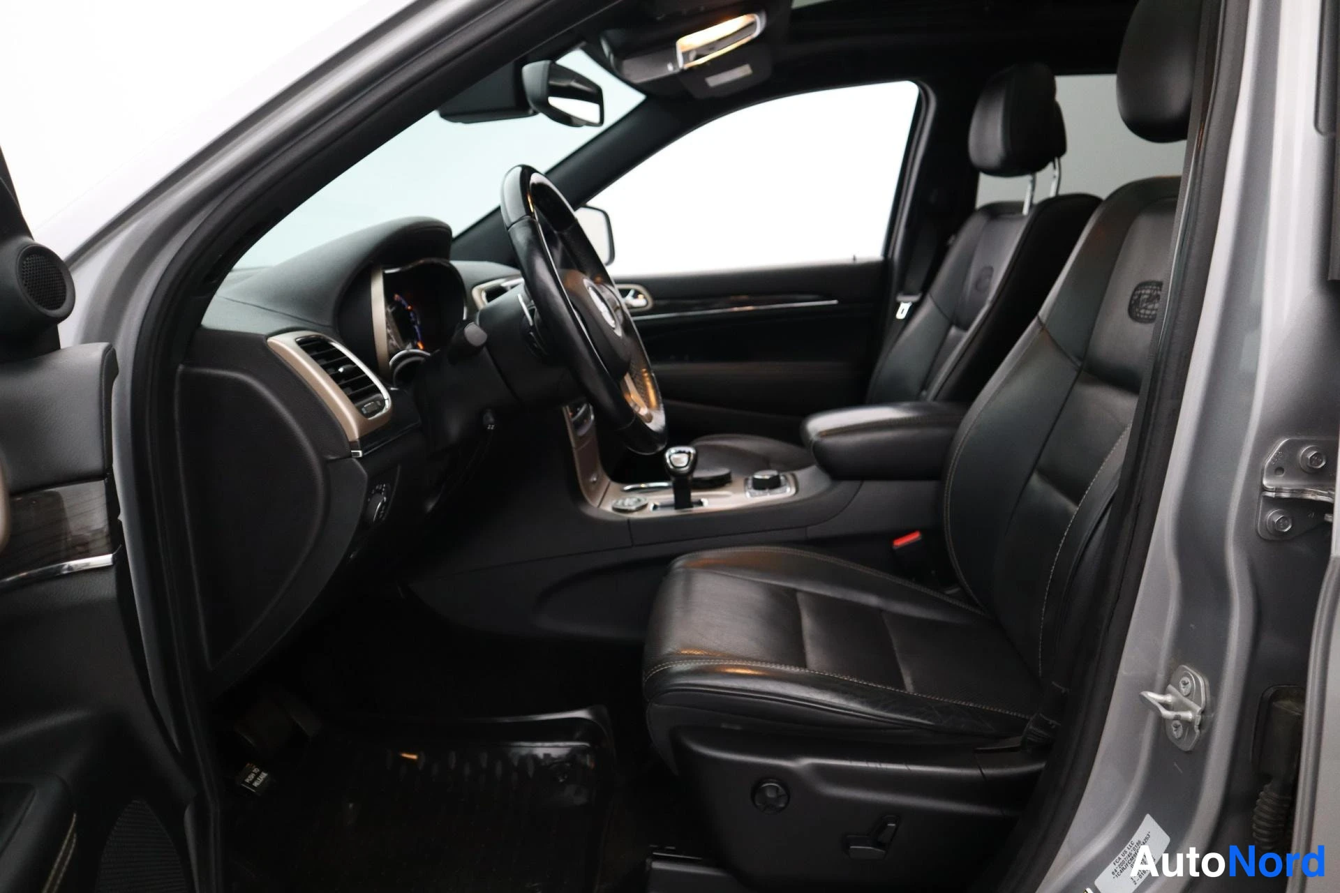 Harmaa Jeep Grand Cherokee 2015, kuva 9