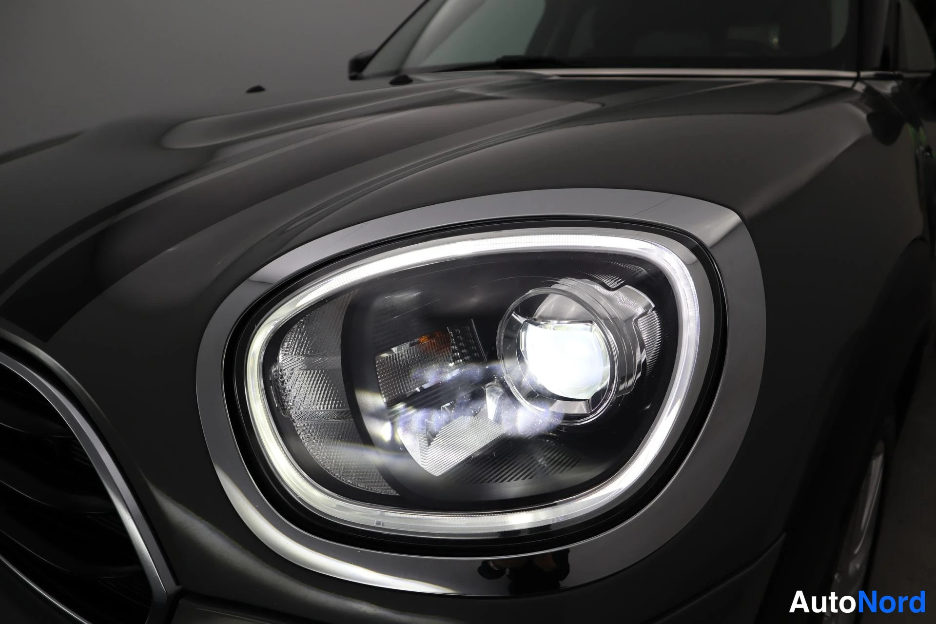 Harmaa Mini Countryman 2019, edestä, kuva 5