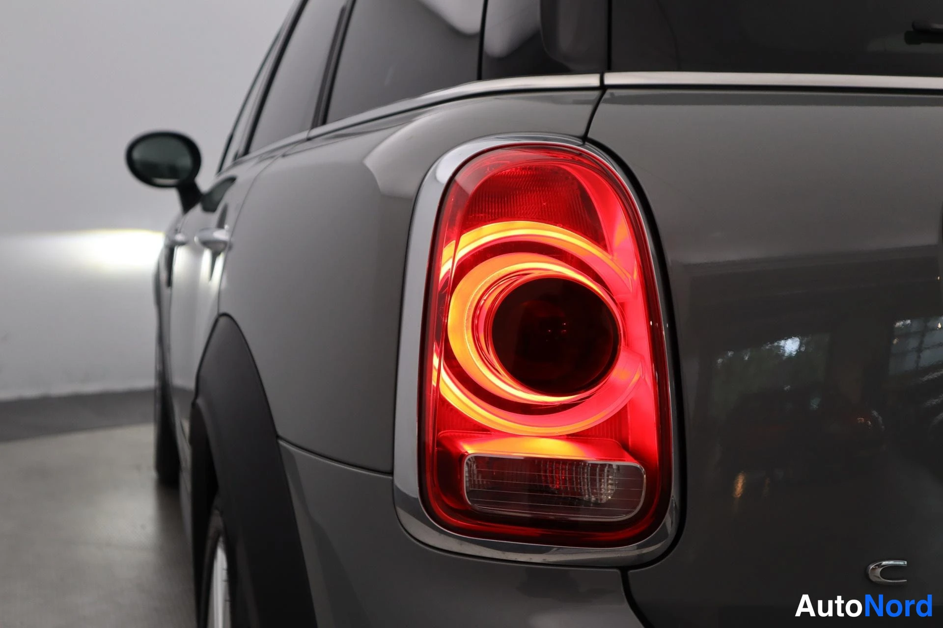 Harmaa Mini Countryman 2019, takaviisto, kuva 9
