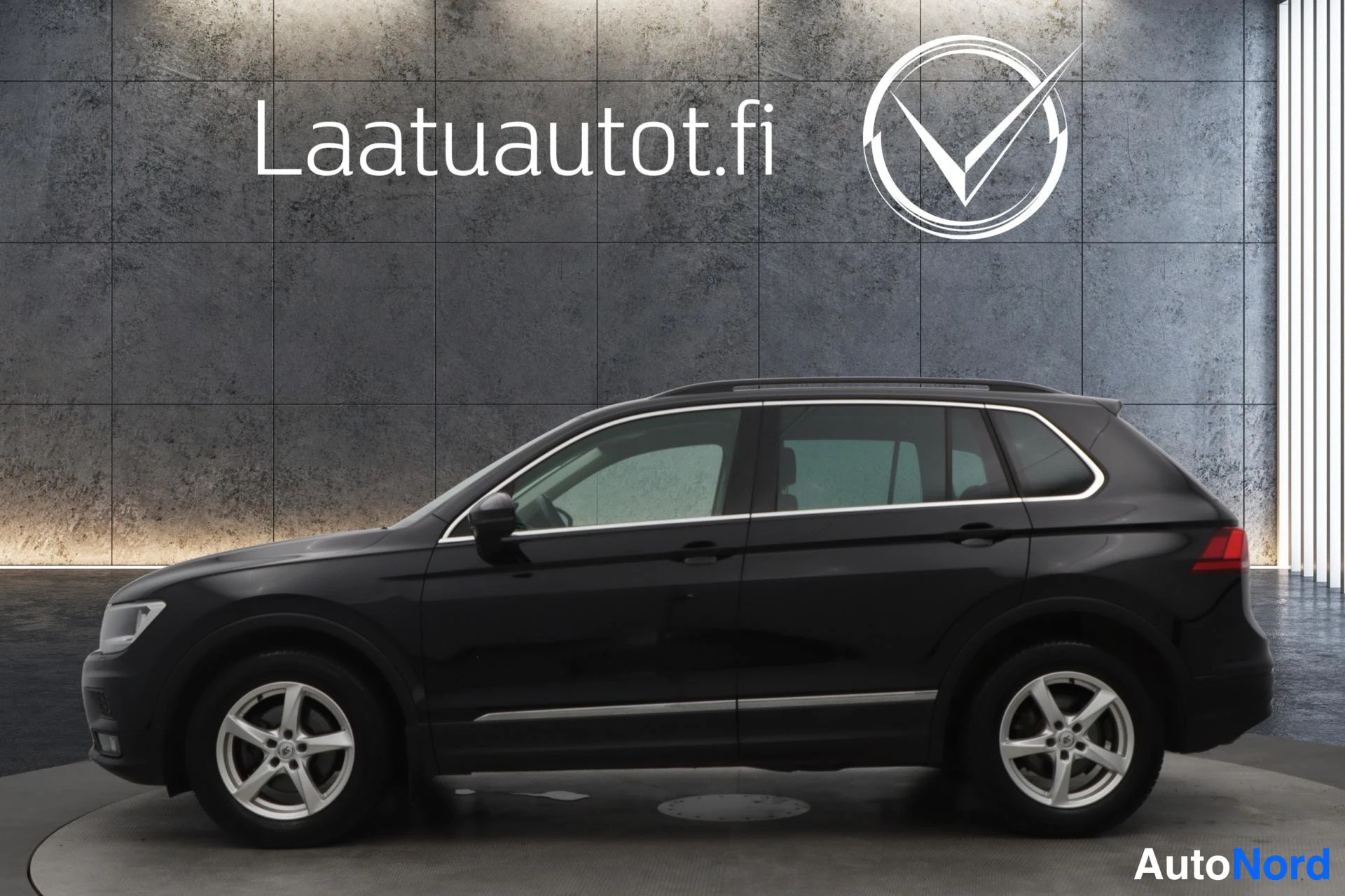 Musta Volkswagen Tiguan 2018, sivulta, kuva 3