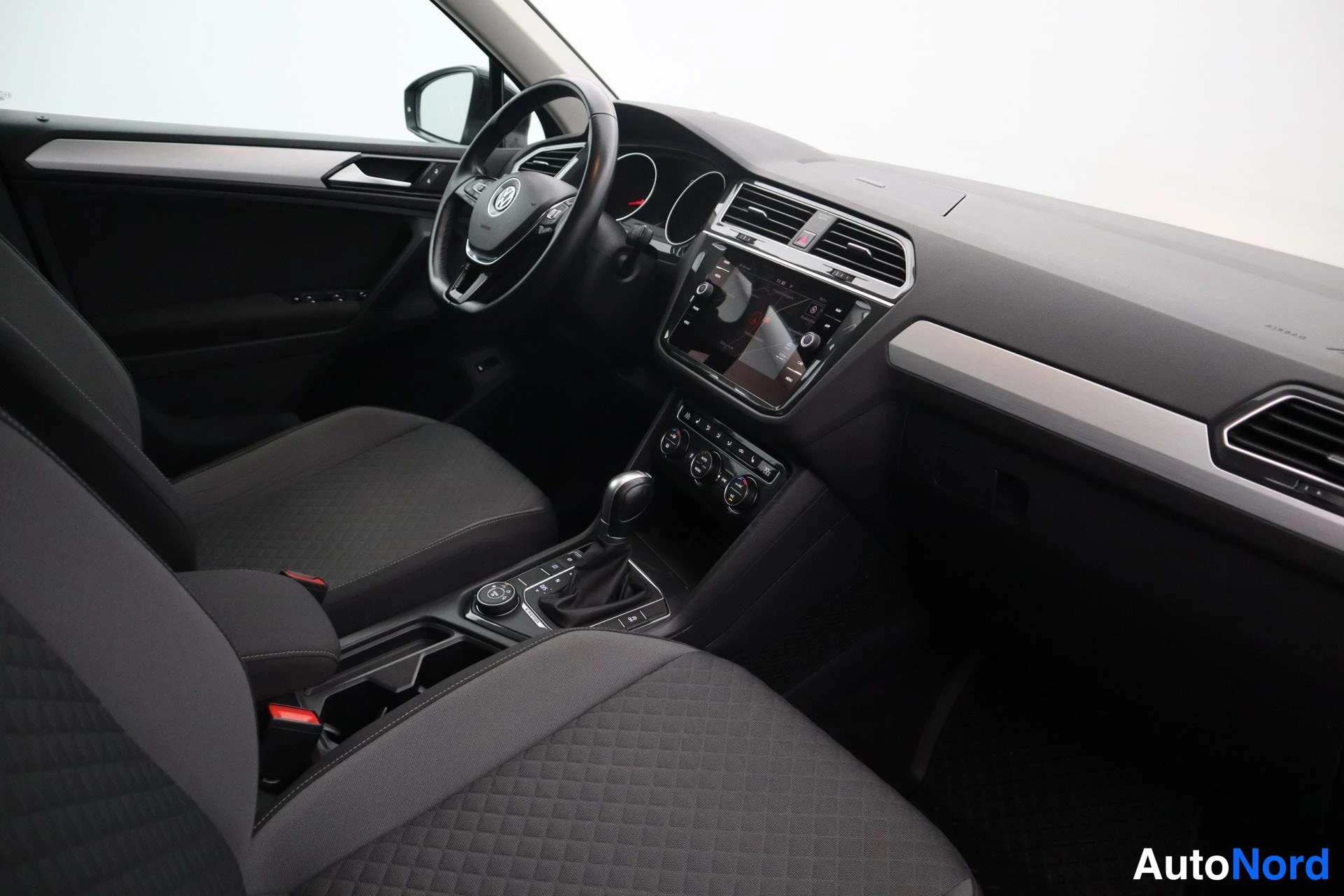 Musta Volkswagen Tiguan 2018, kuva 12