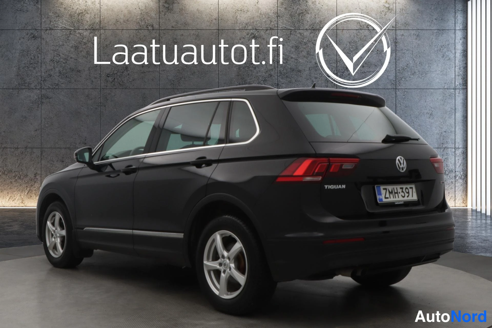 Musta Volkswagen Tiguan 2018, takaviisto, kuva 5