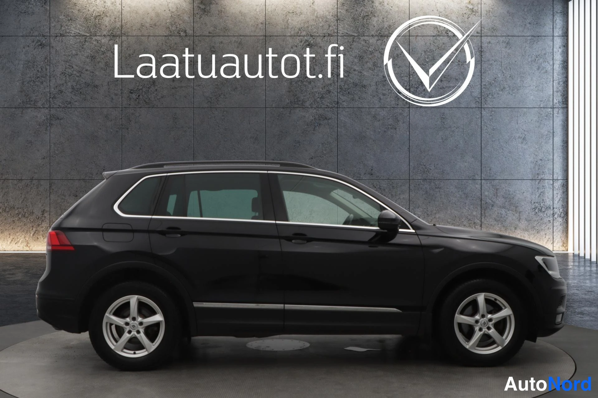 Musta Volkswagen Tiguan 2018, sivulta, kuva 4