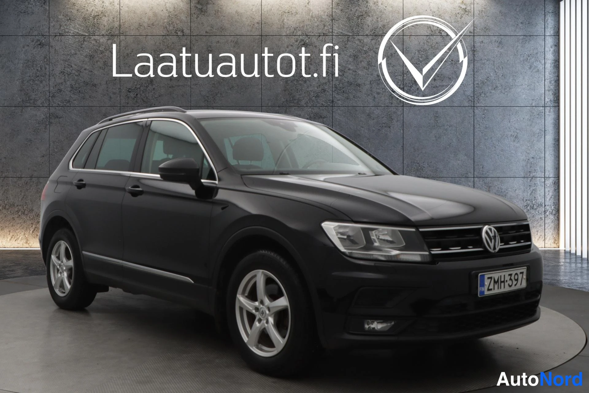 Musta Volkswagen Tiguan 2018, etuviisto, keula oikealle, kuva 2