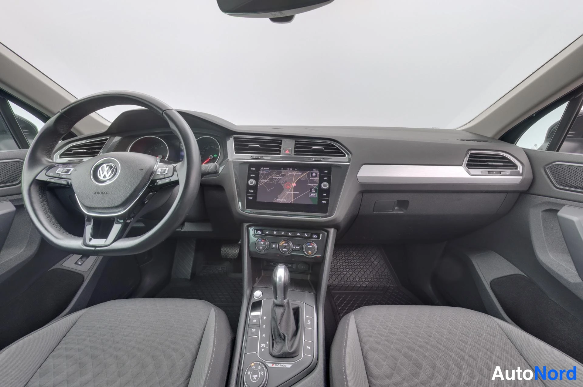 Musta Volkswagen Tiguan 2018, kuva 8