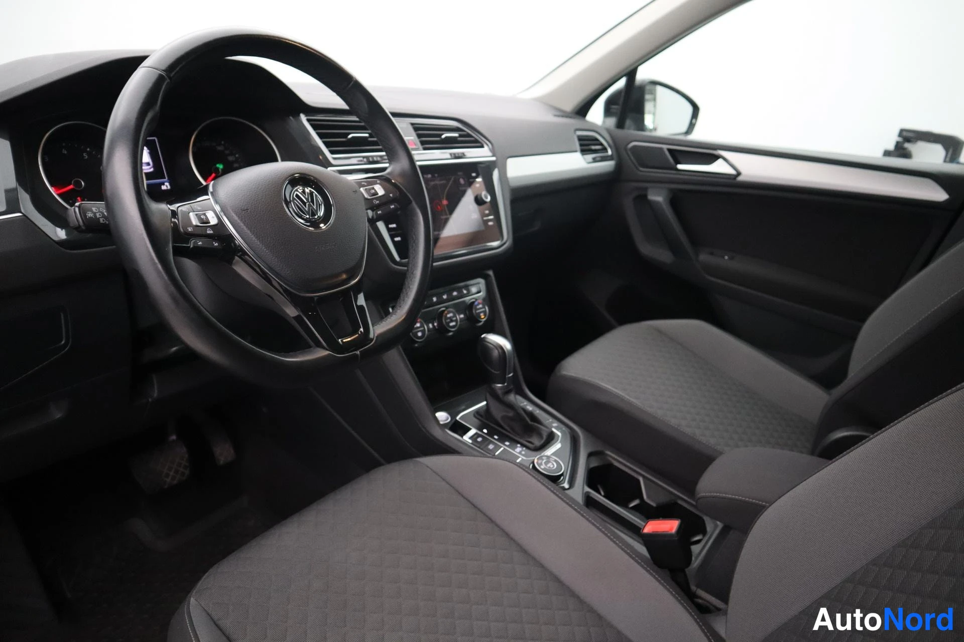 Musta Volkswagen Tiguan 2018, kuva 10