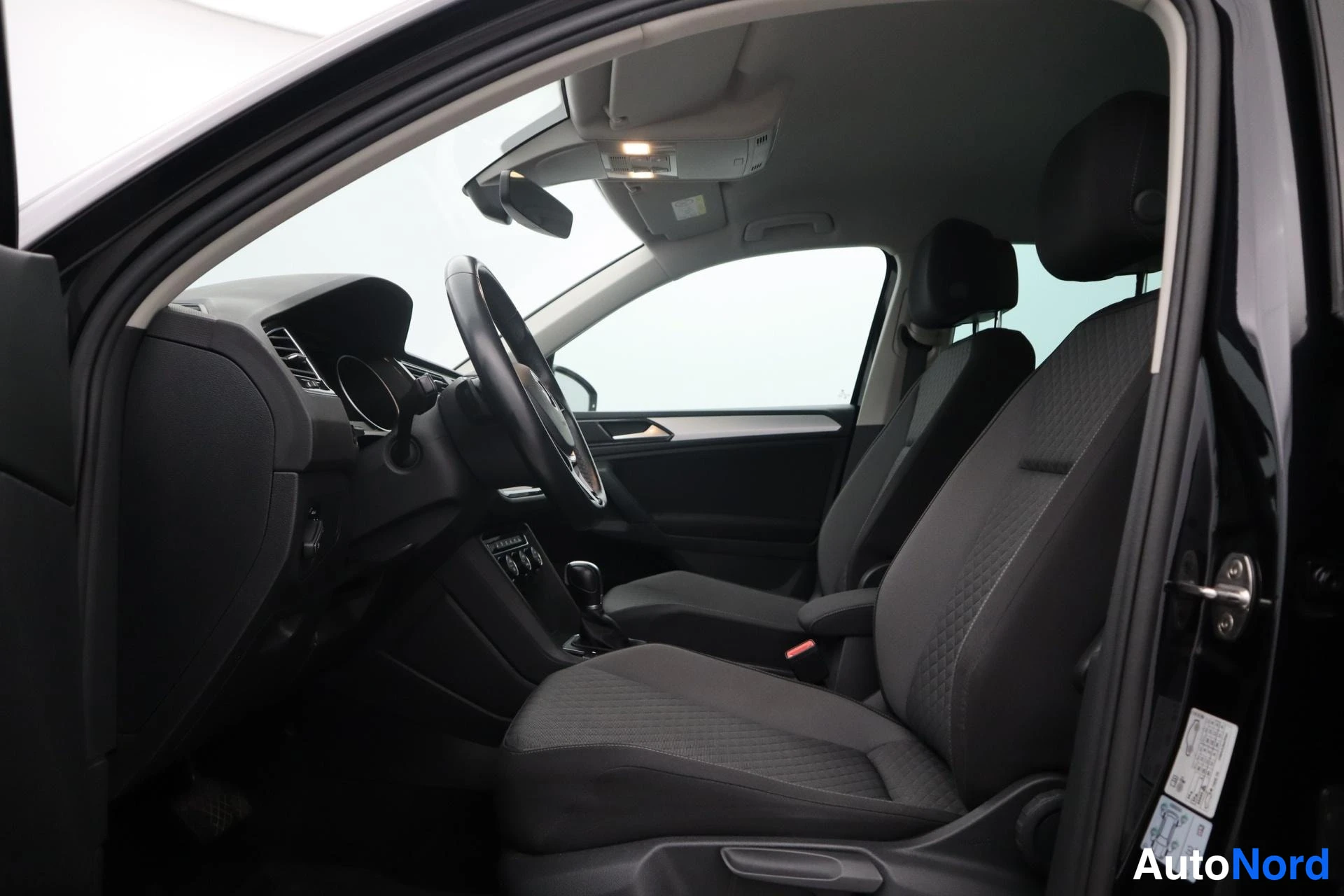 Musta Volkswagen Tiguan 2018, kuva 11