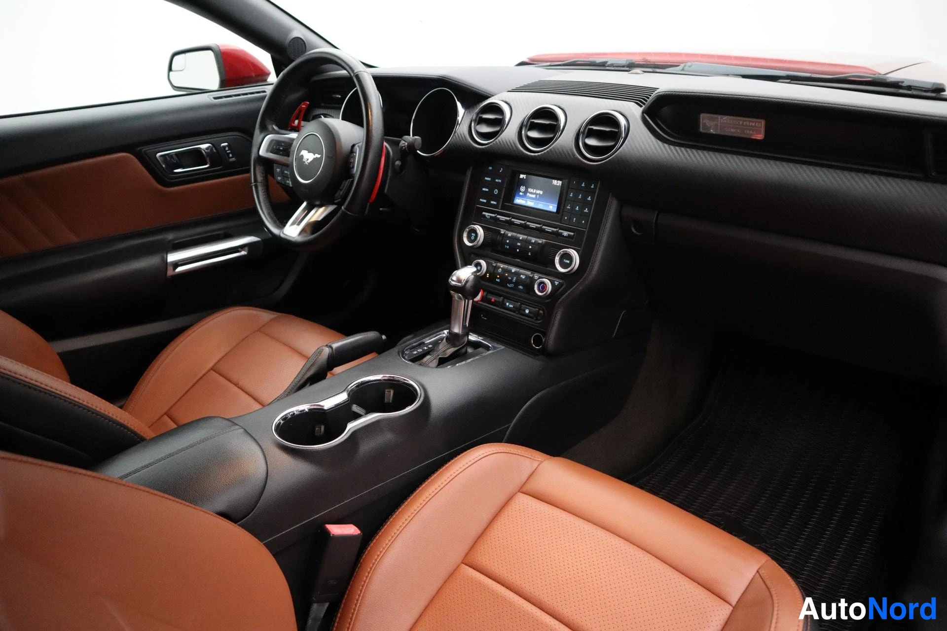 Punainen Ford Mustang 2016, kuva 28