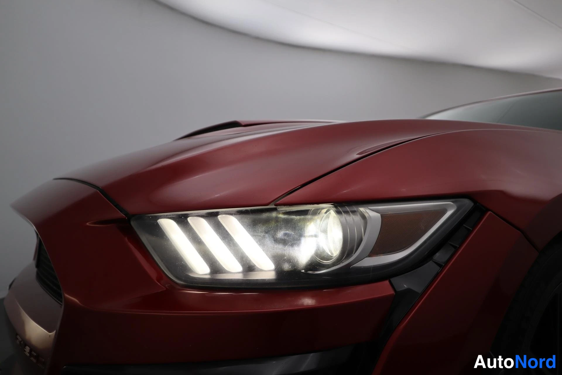Punainen Ford Mustang 2016, kuva 10