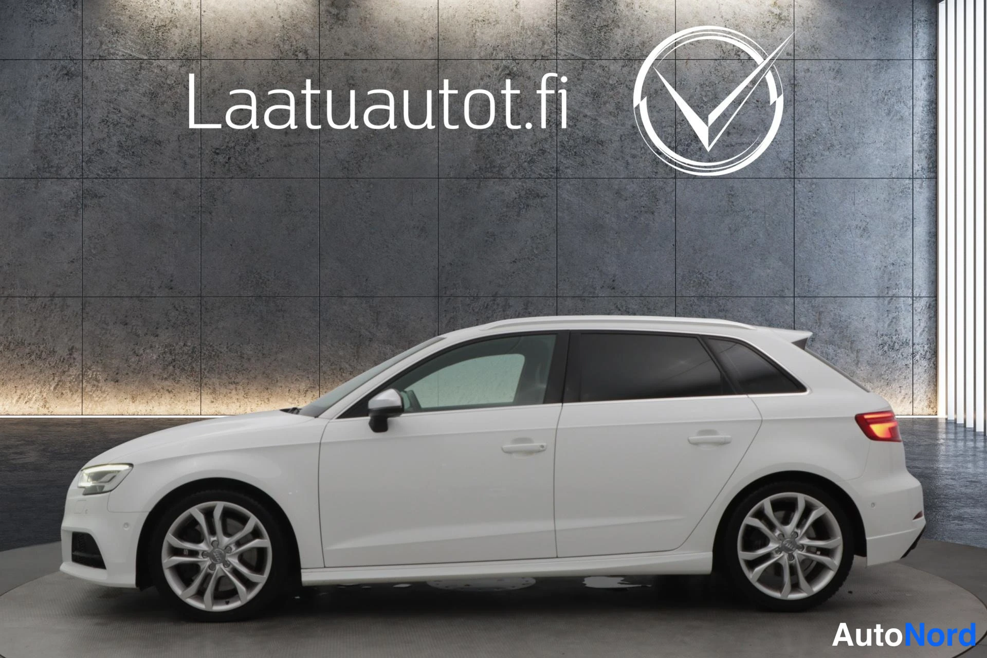 Valkoinen Audi S3 2017, sivulta, kuva 5