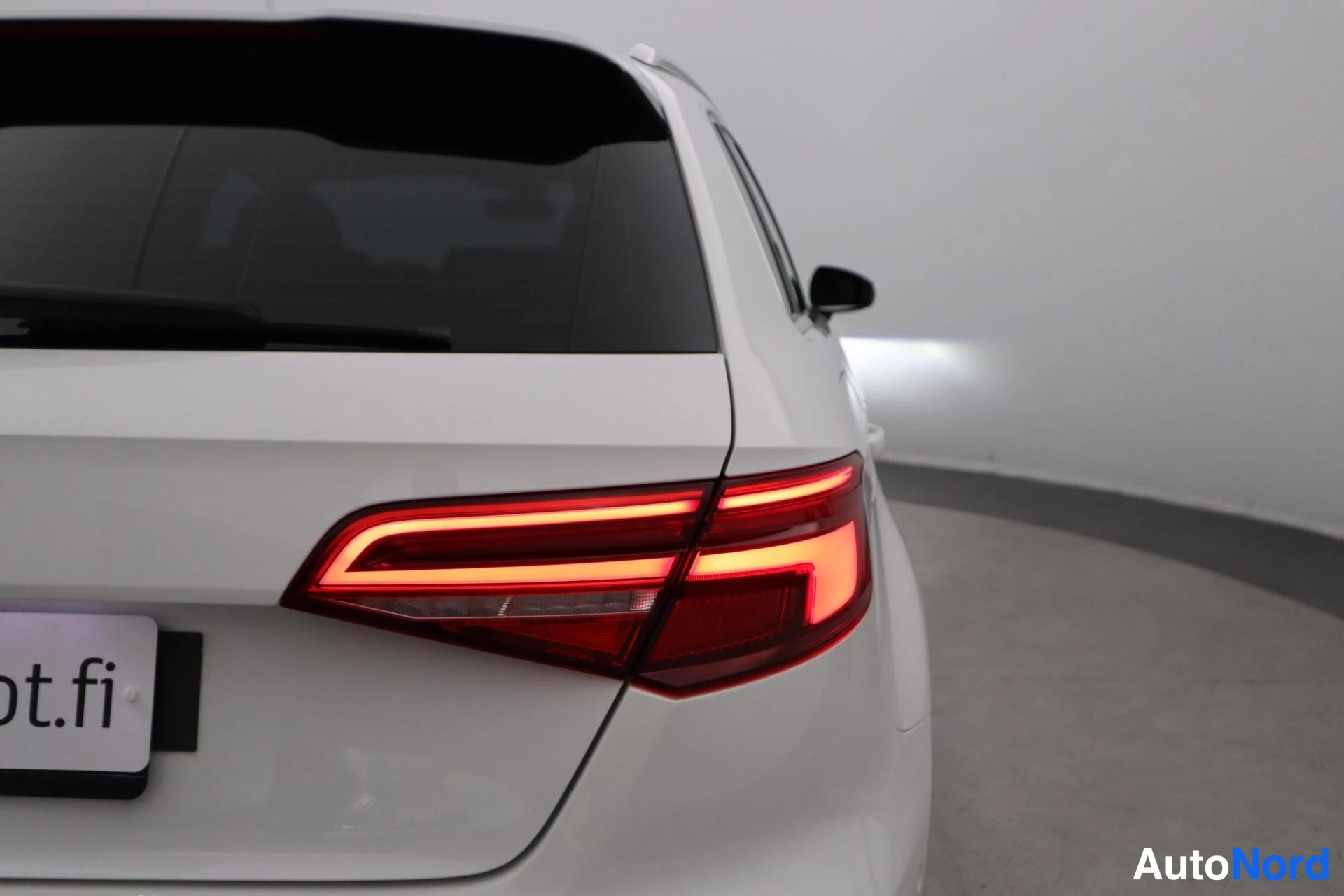 Valkoinen Audi S3 2017, takaa, kuva 10
