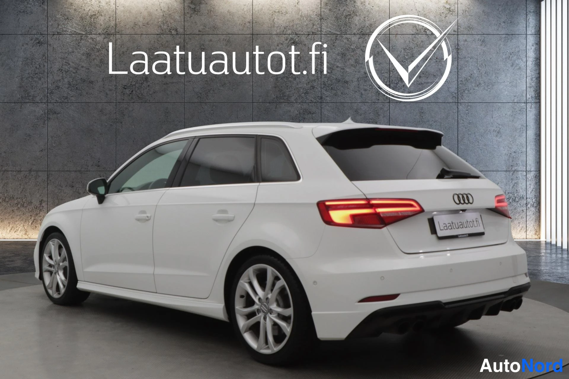 Valkoinen Audi S3 2017, takaviisto, kuva 6