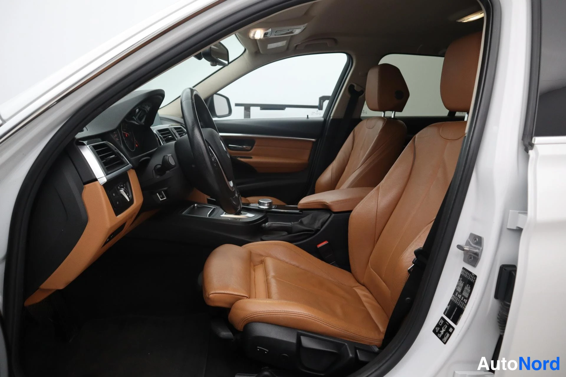 Valkoinen BMW 320d xDrive 2019, kuva 12