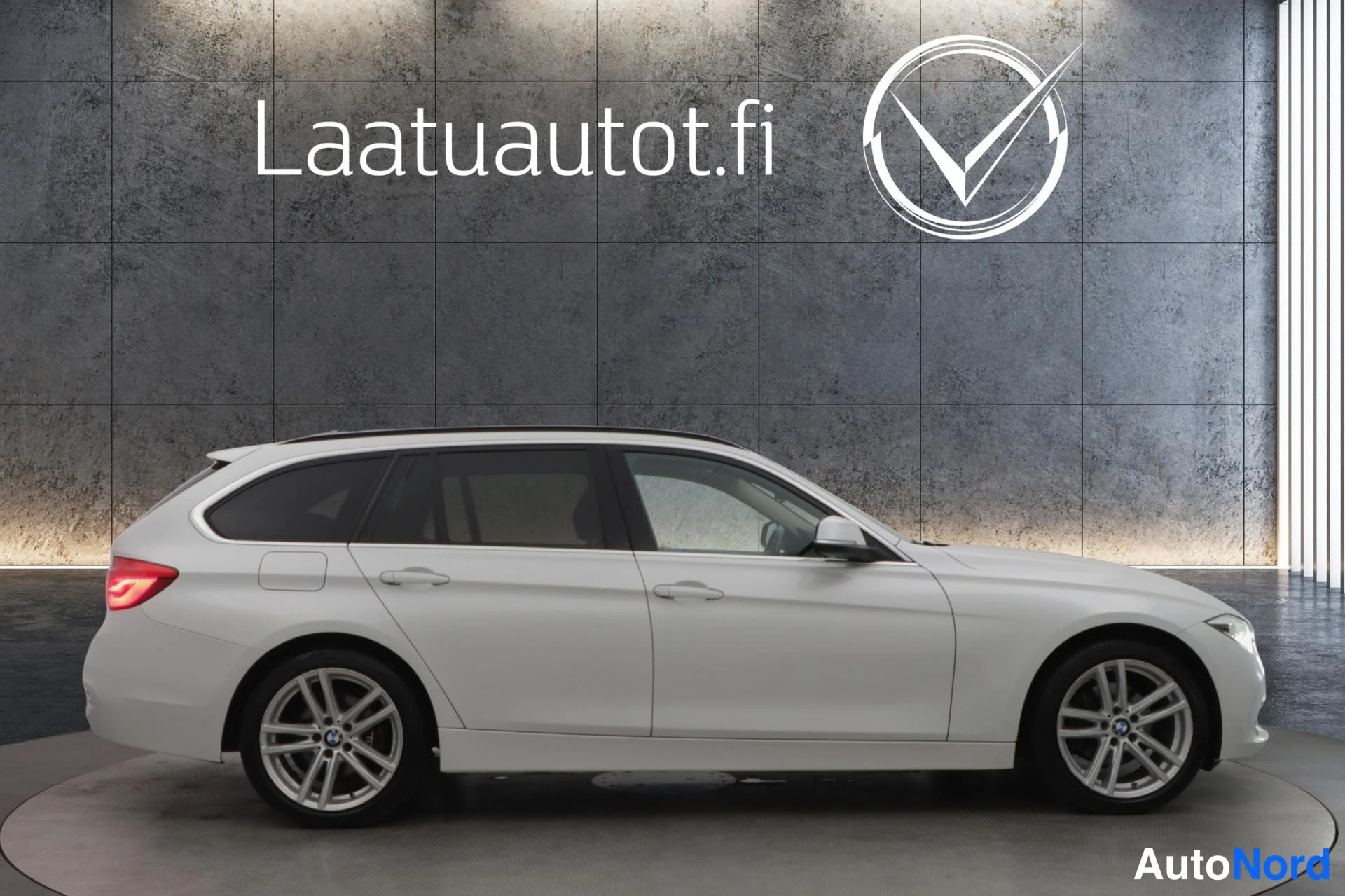 Valkoinen BMW 320d xDrive 2019, takaviisto, kuva 3