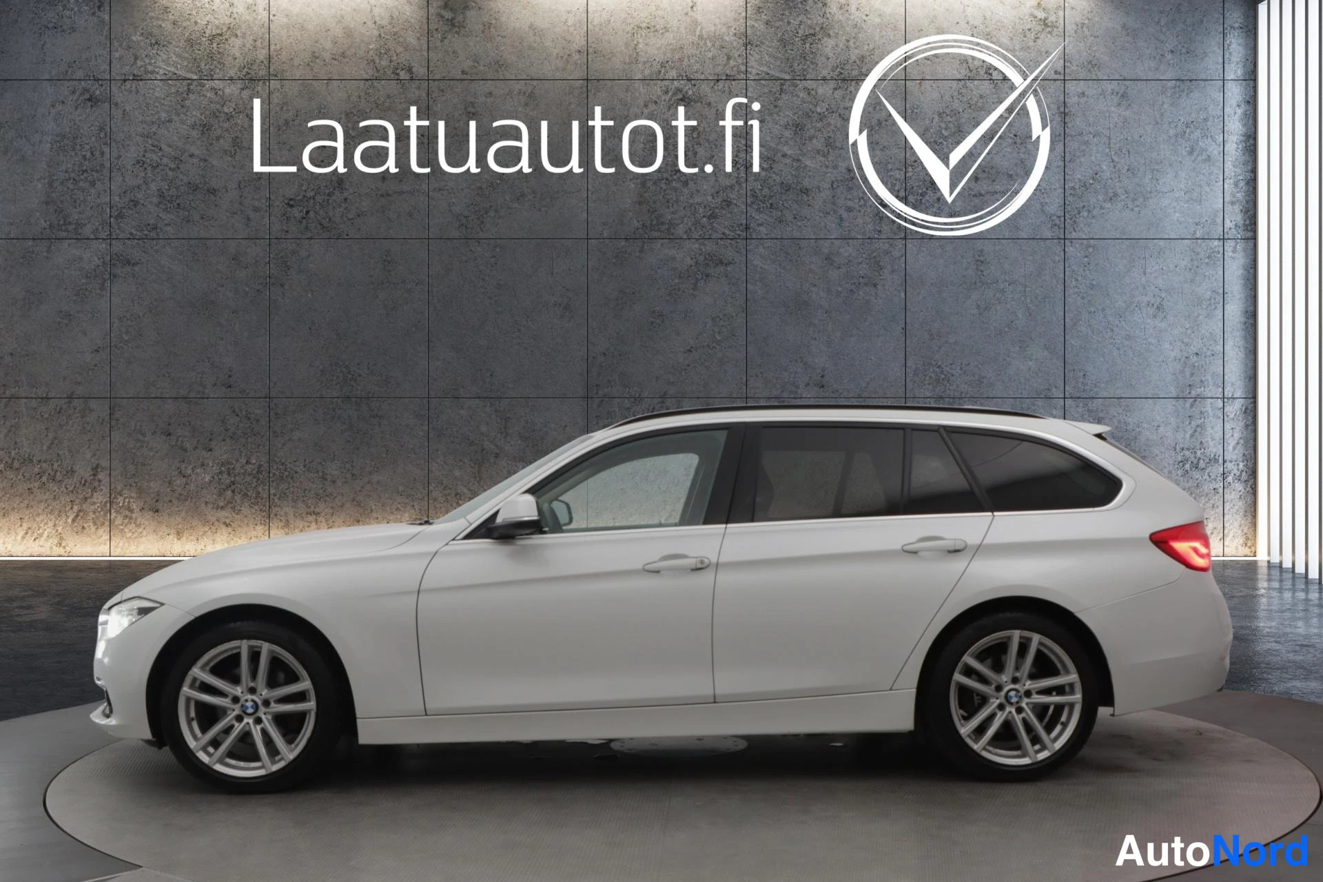 Valkoinen BMW 320d xDrive 2019, takaviisto, kuva 4