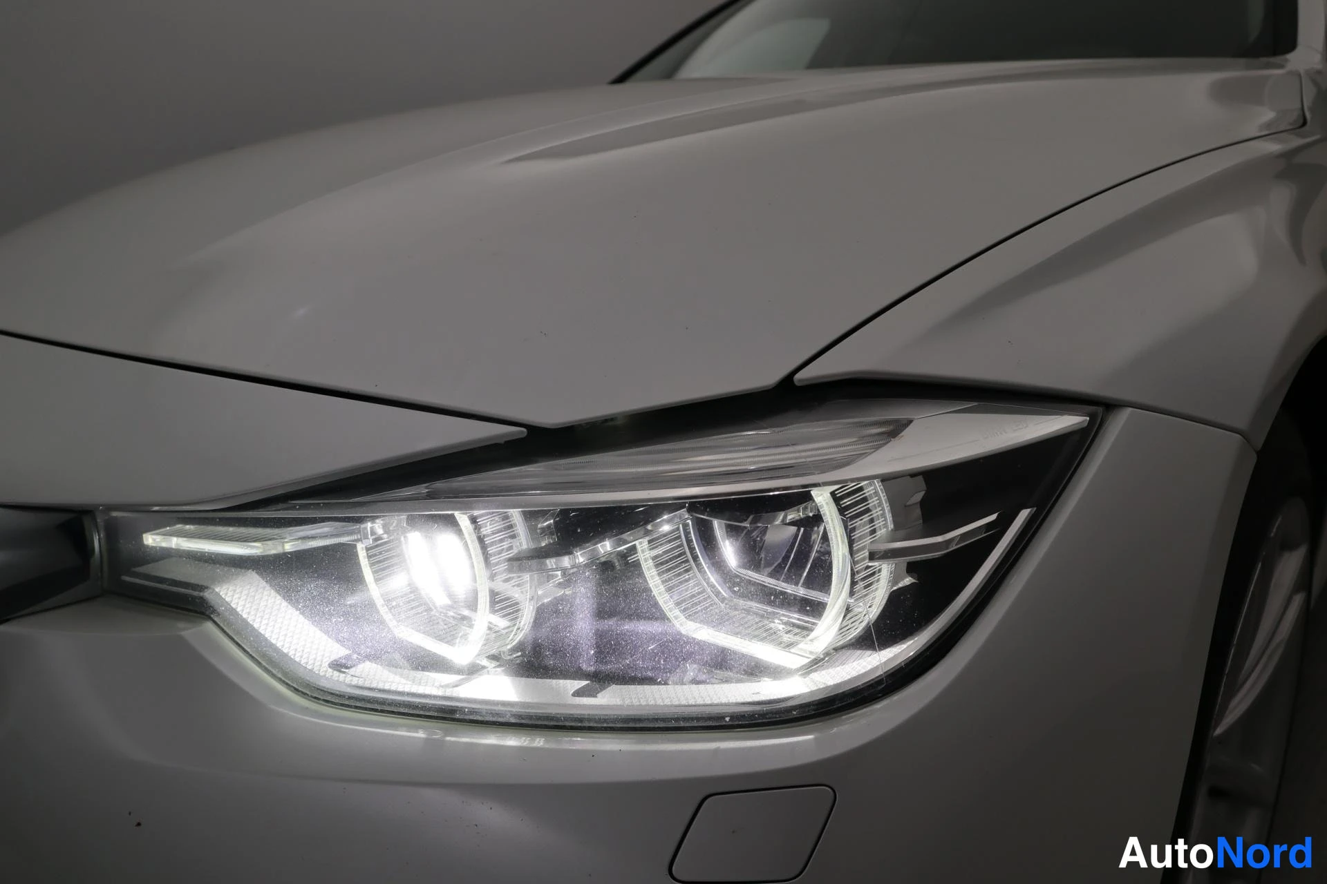 Valkoinen BMW 320d xDrive 2019, edestä, kuva 2
