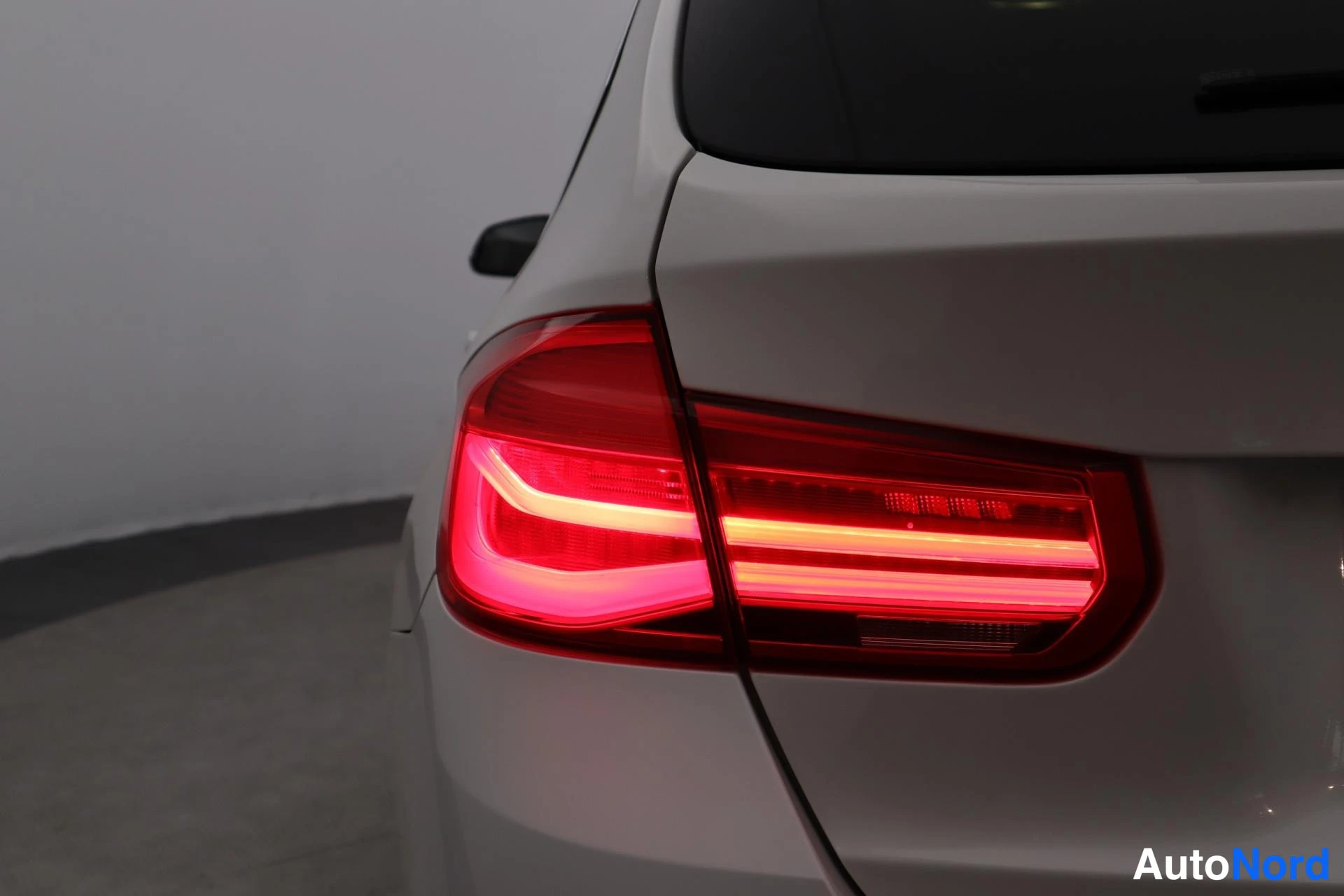 Valkoinen BMW 320d xDrive 2019, takaa, kuva 5