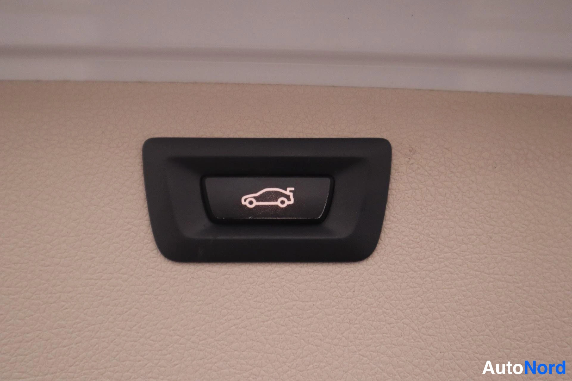 Valkoinen BMW 320d xDrive 2019, kuva 7