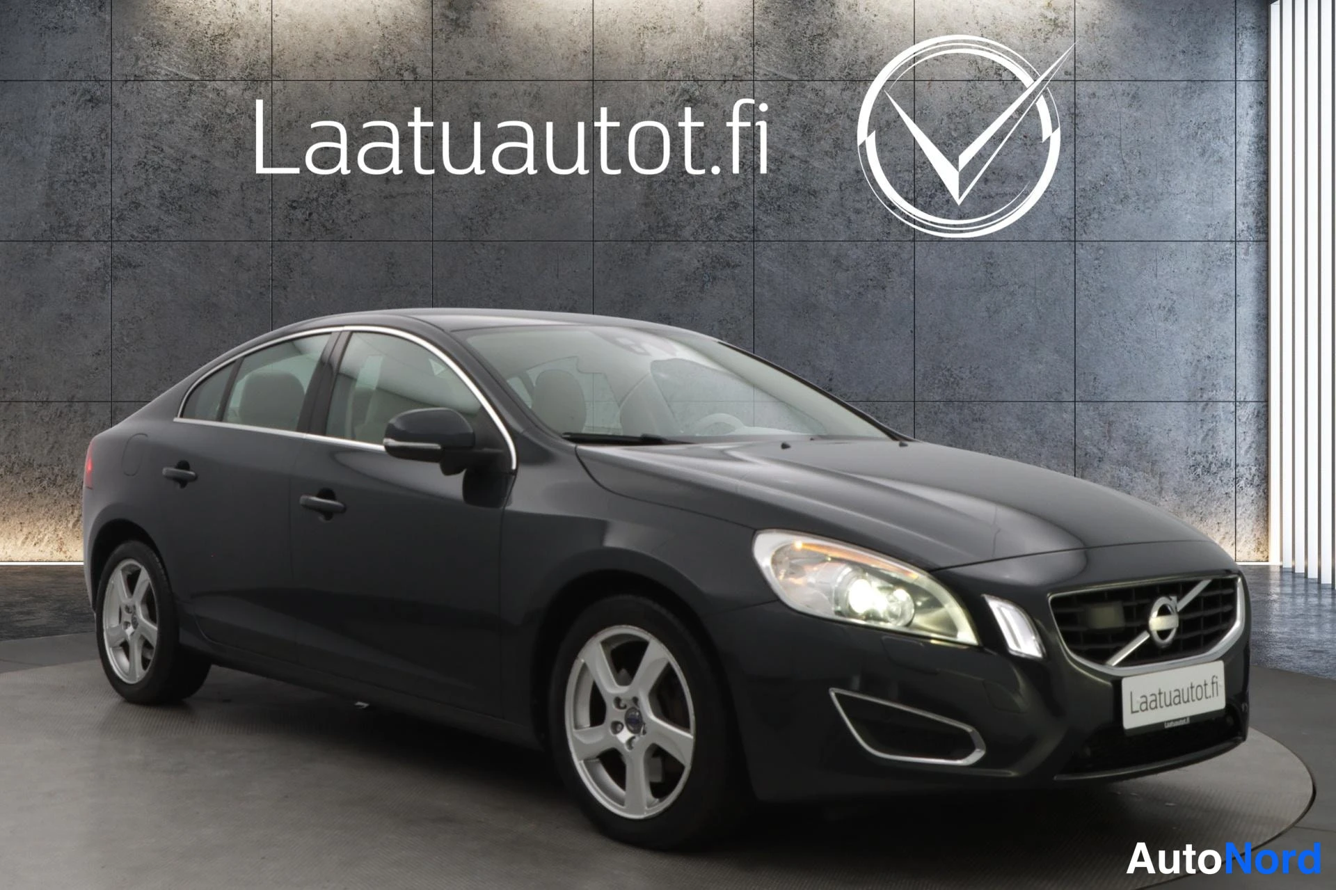 Harmaa Volvo S60 2011, etuviisto, keula oikealle, kuva 3