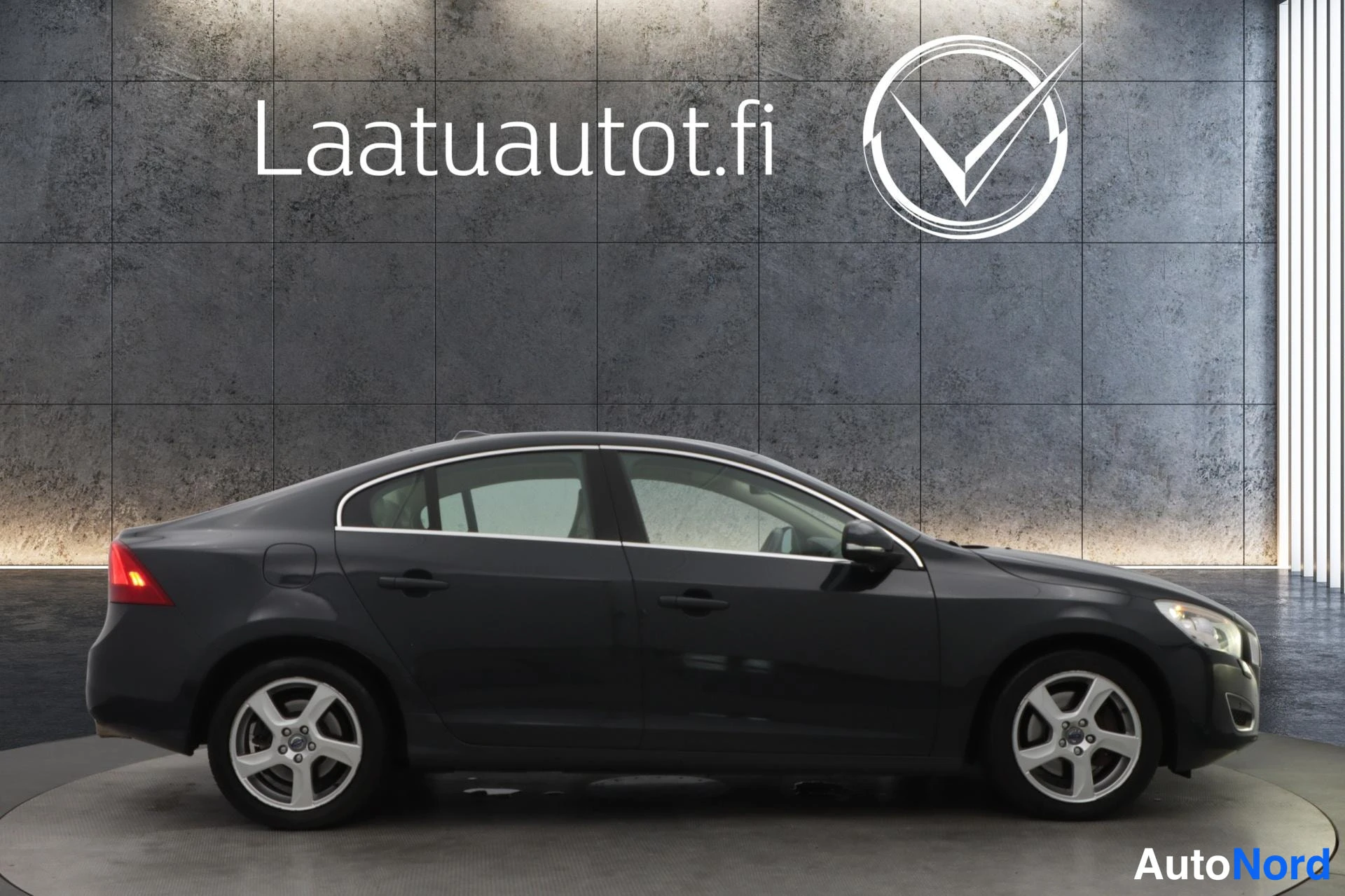 Harmaa Volvo S60 2011, etuviisto, keula oikealle, kuva 4
