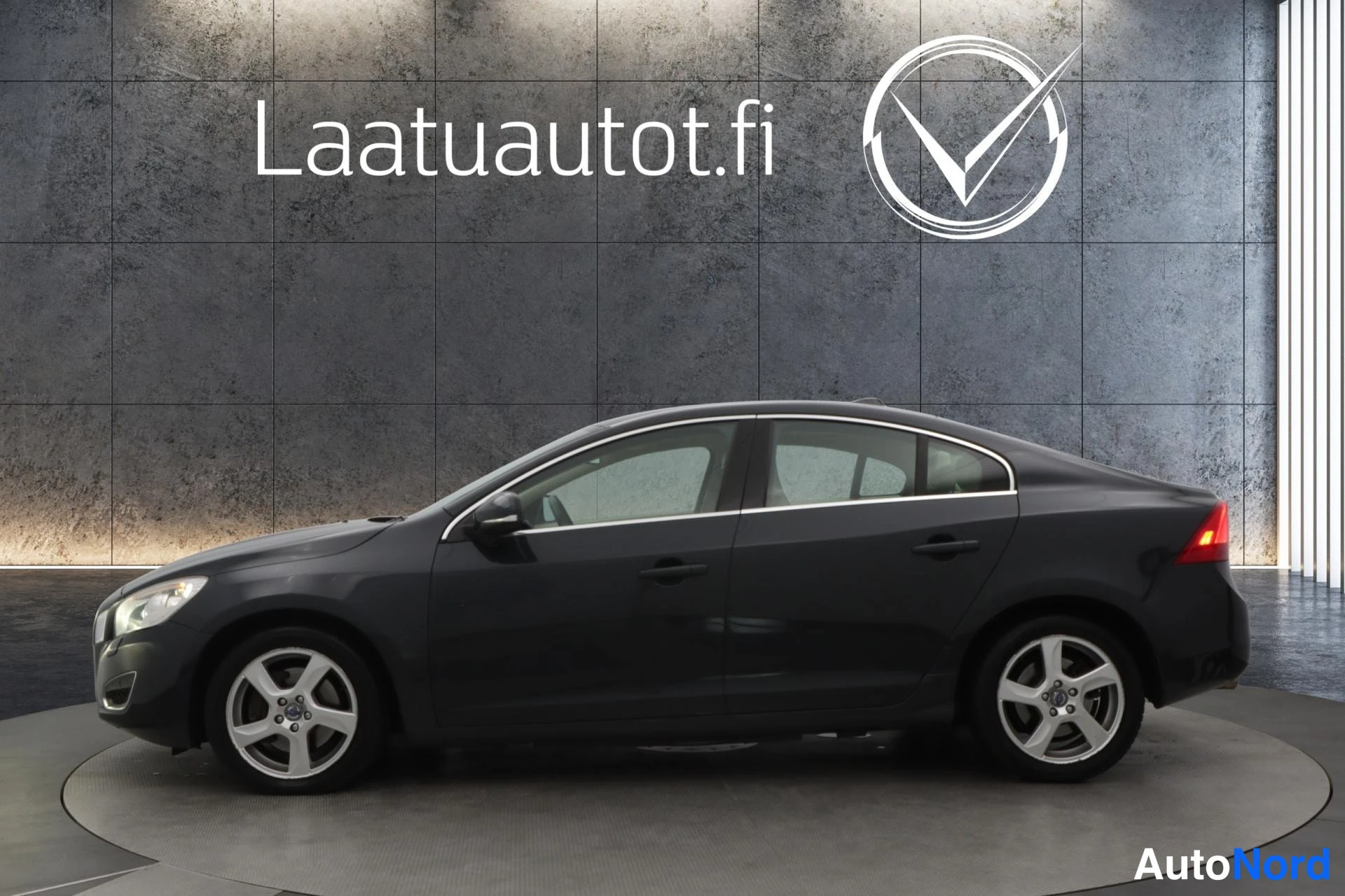Harmaa Volvo S60 2011, etuviisto, keula vasemmalle, kuva 2