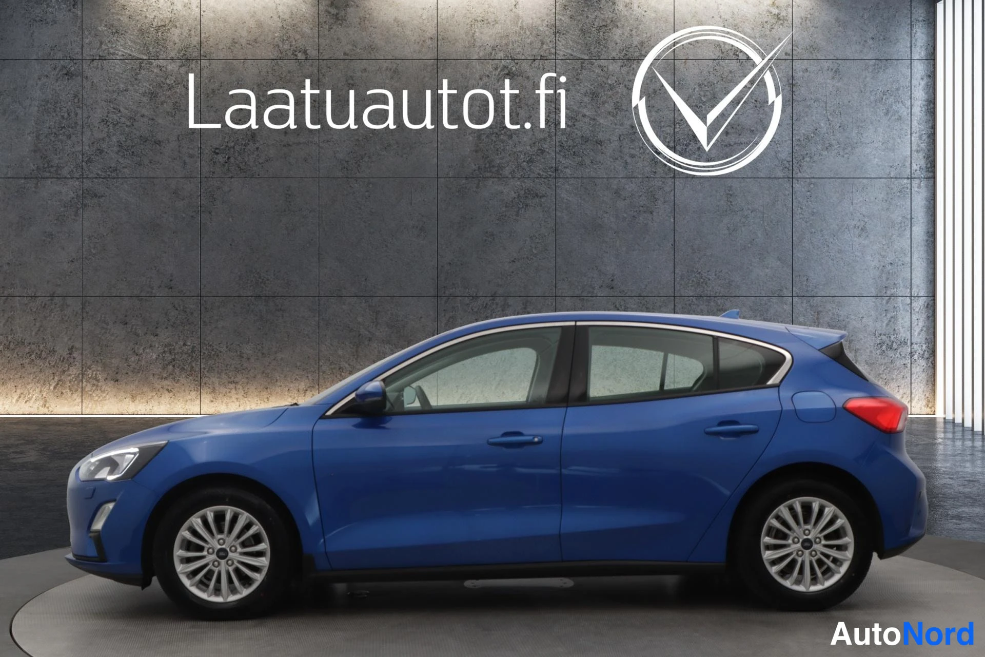 Sininen Ford Focus 2019, sivulta, kuva 4