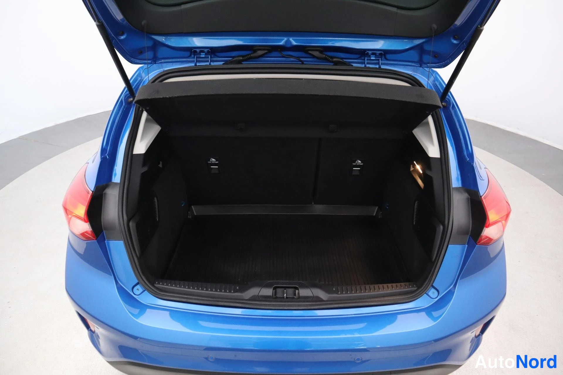 Sininen Ford Focus 2019, takaa, kuva 8