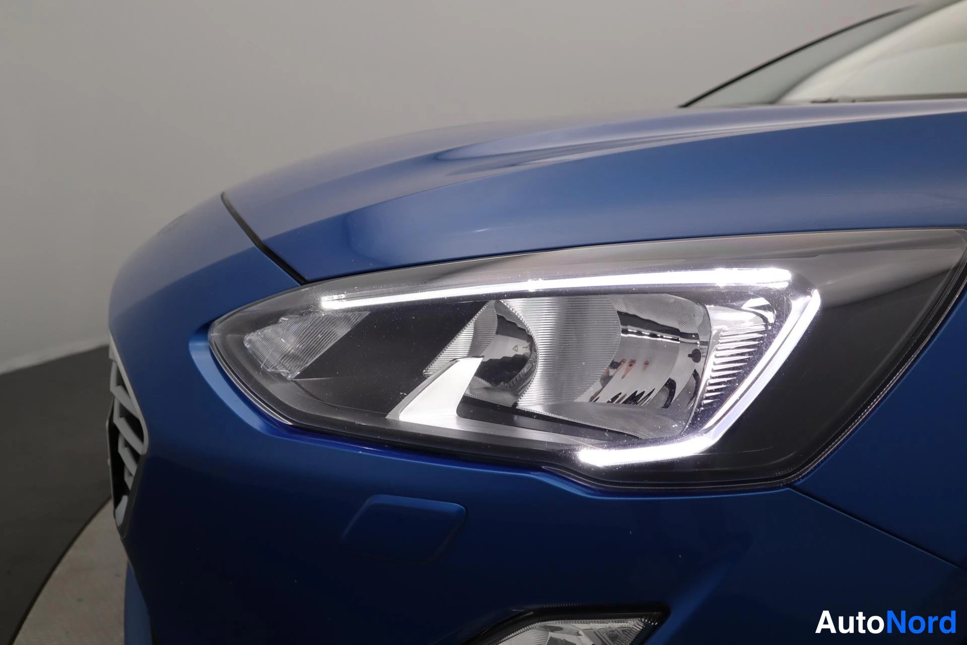 Sininen Ford Focus 2019, edestä, kuva 3