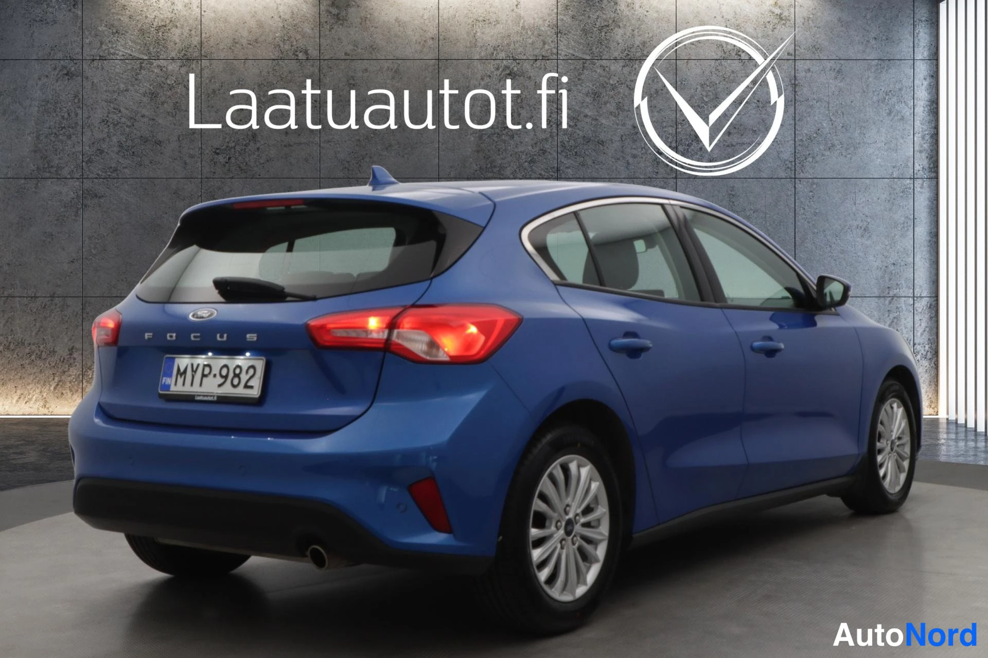 Sininen Ford Focus 2019, takaviisto, kuva 7