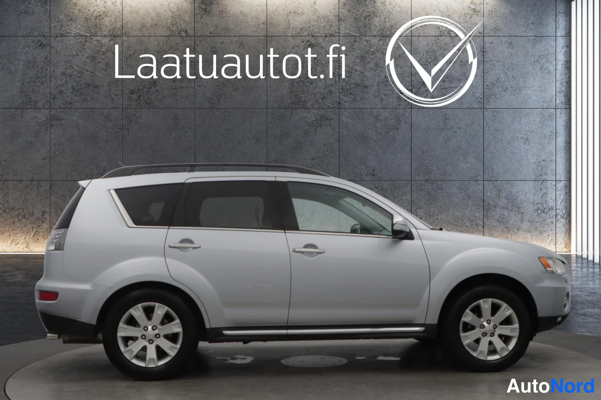 Harmaa Mitsubishi Outlander 2011, etuviisto, keula oikealle, kuva 4