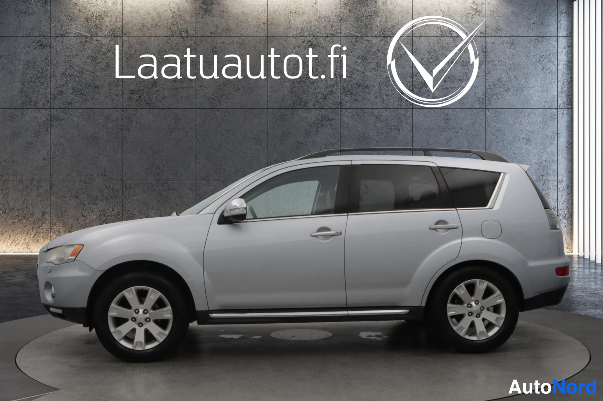 Harmaa Mitsubishi Outlander 2011, etuviisto, keula vasemmalle, kuva 2
