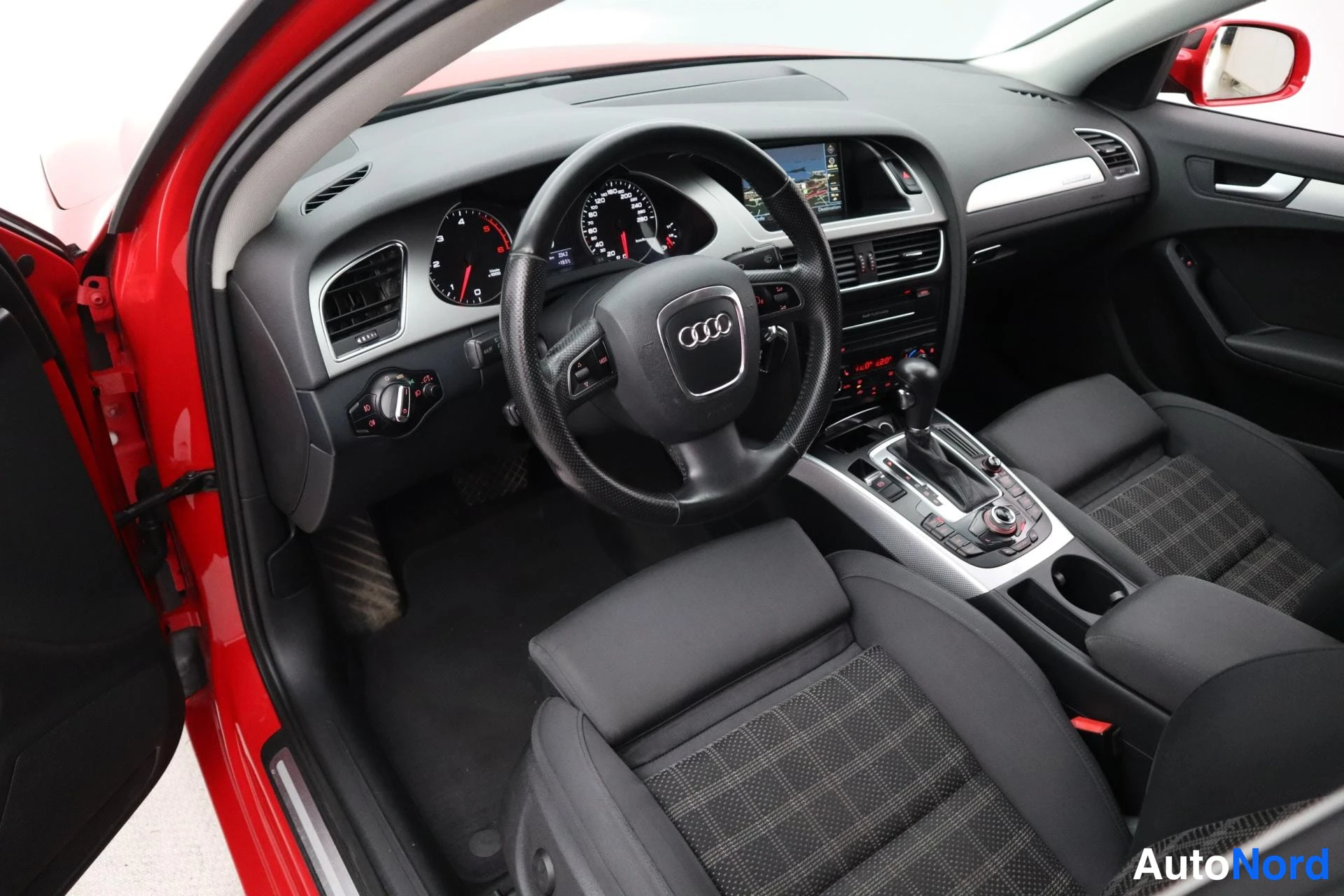 Punainen Audi A4 2011, kuva 18