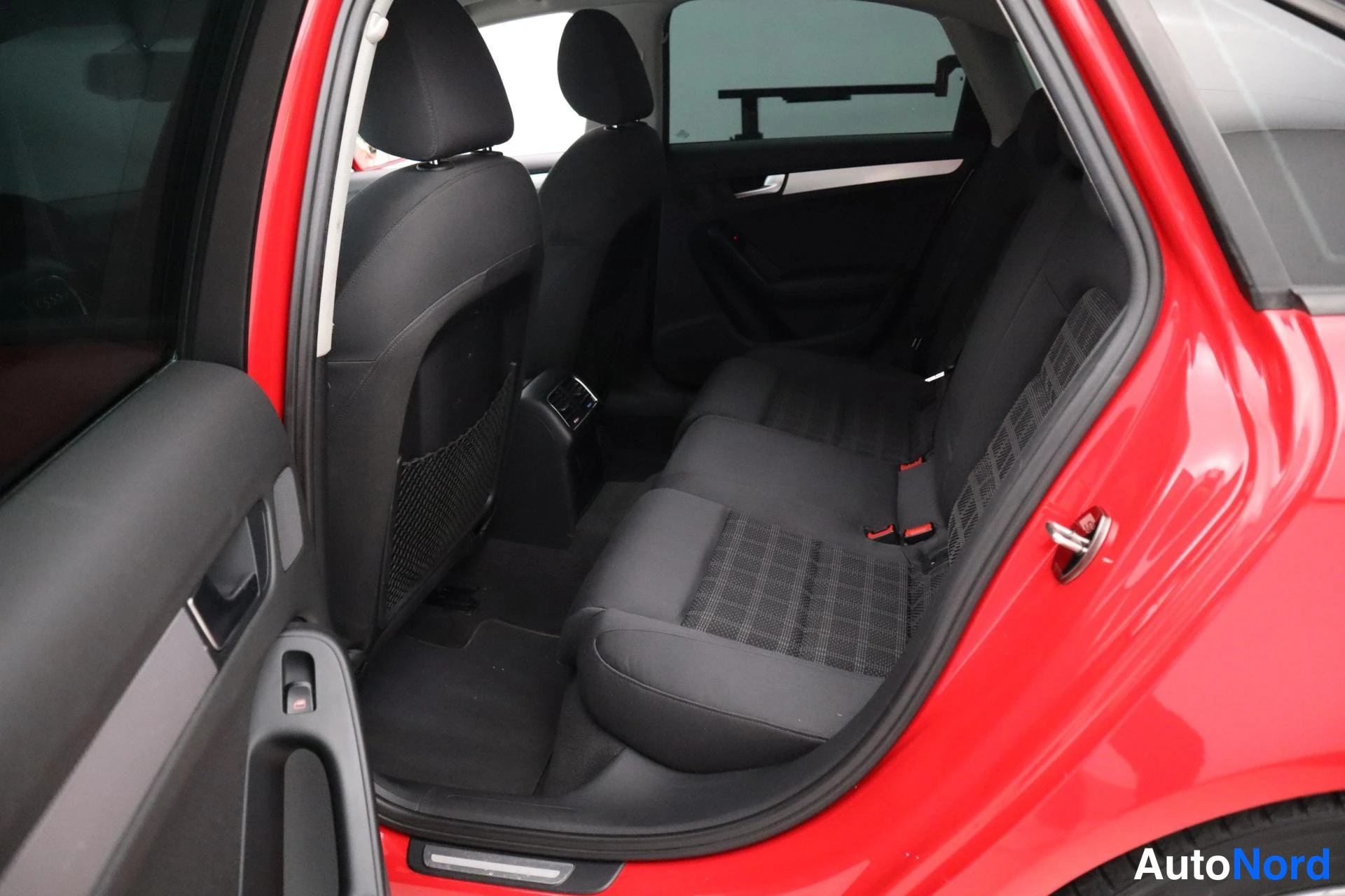 Punainen Audi A4 2011, kuva 23