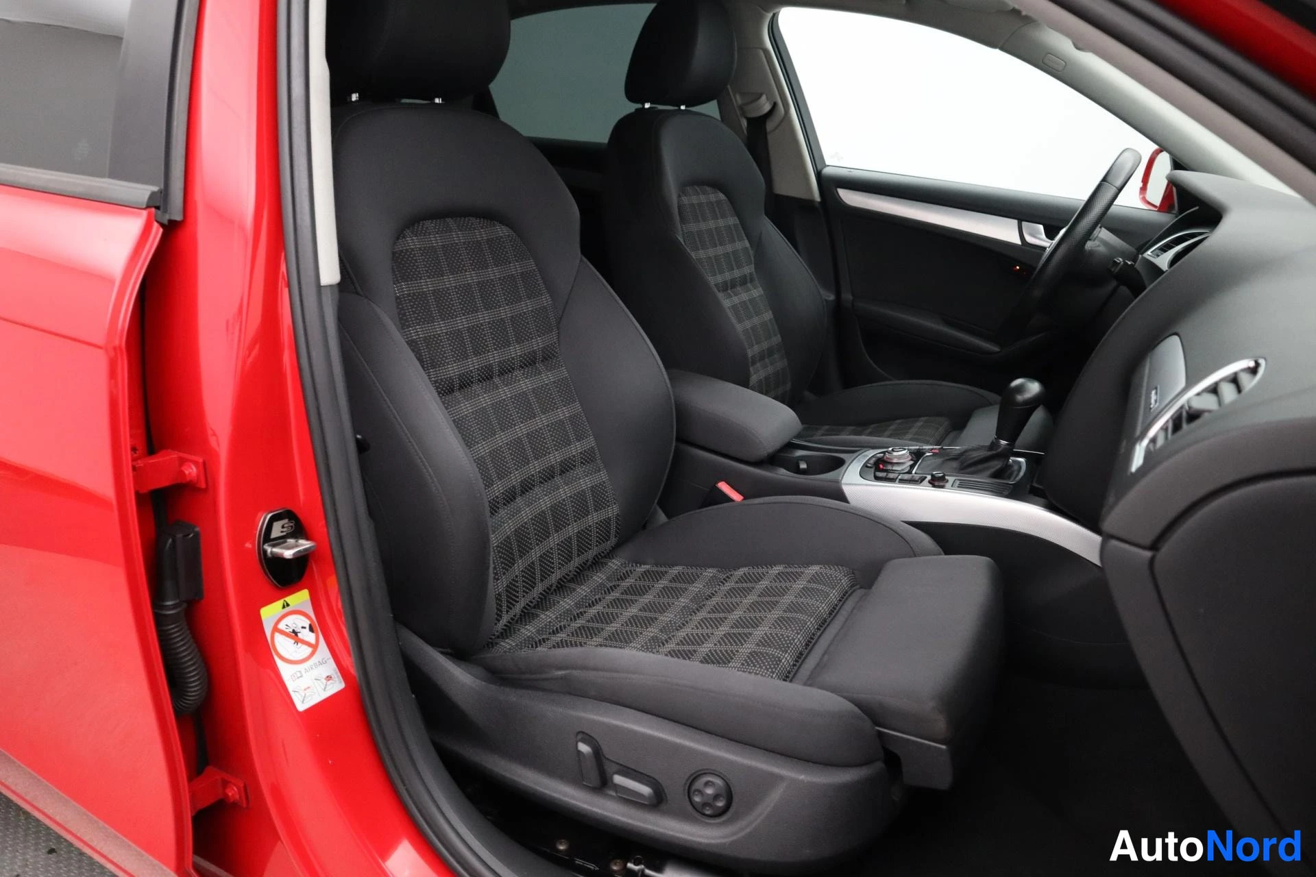 Punainen Audi A4 2011, kuva 25