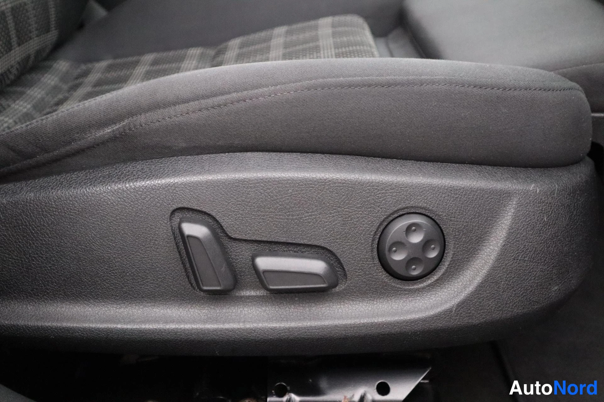 Punainen Audi A4 2011, kuva 26