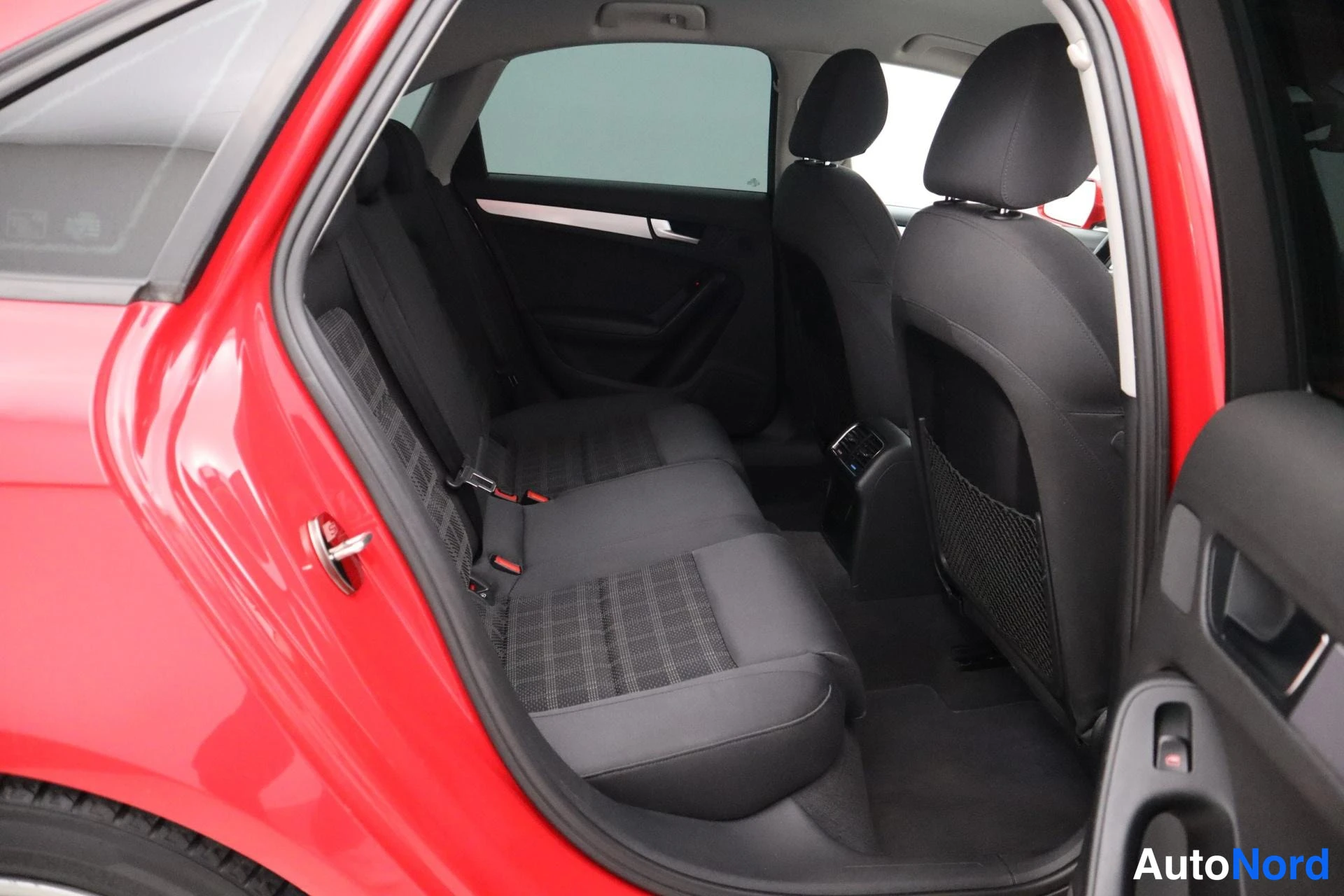 Punainen Audi A4 2011, kuva 27