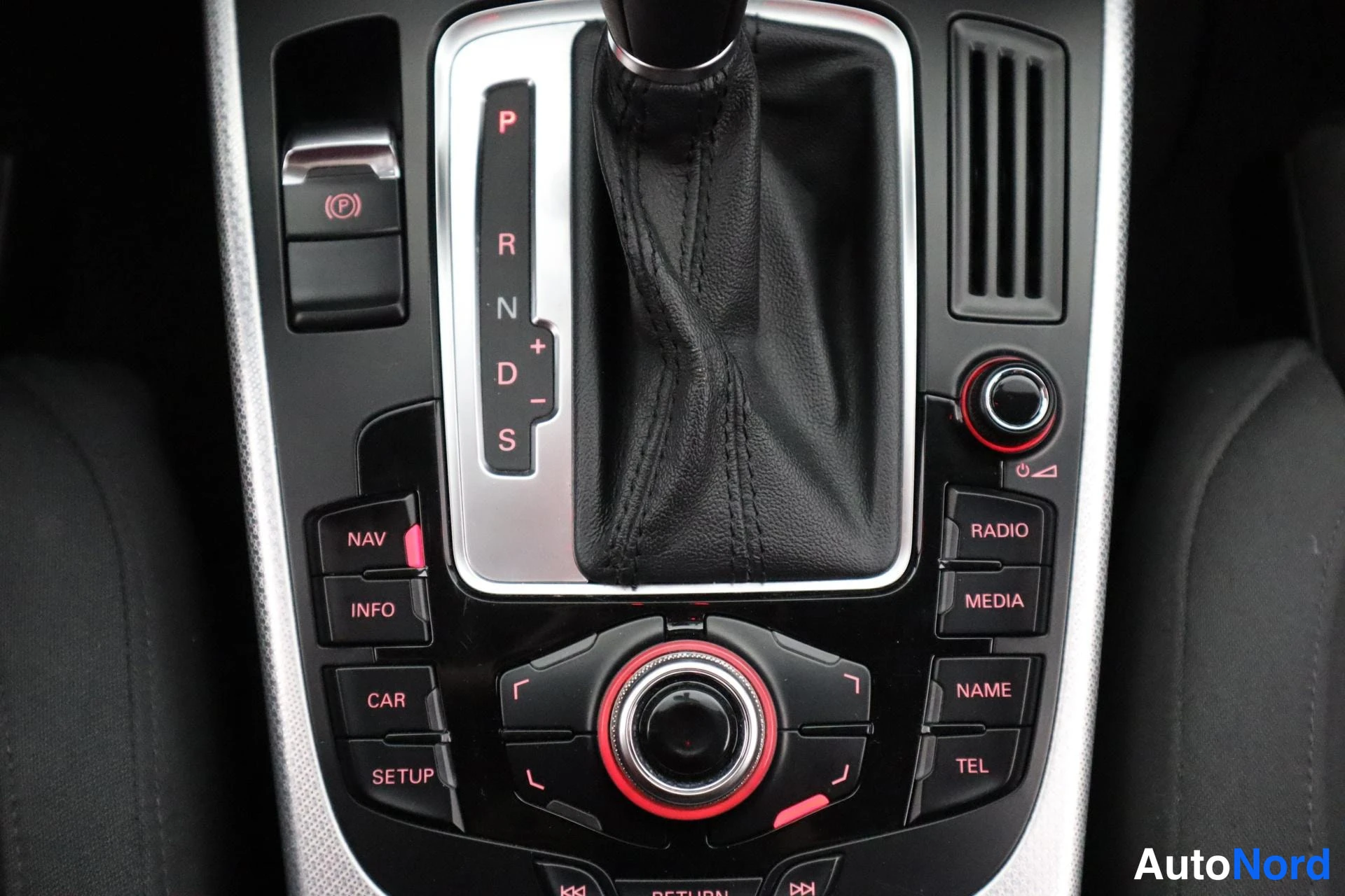 Punainen Audi A4 2011, kuva 31