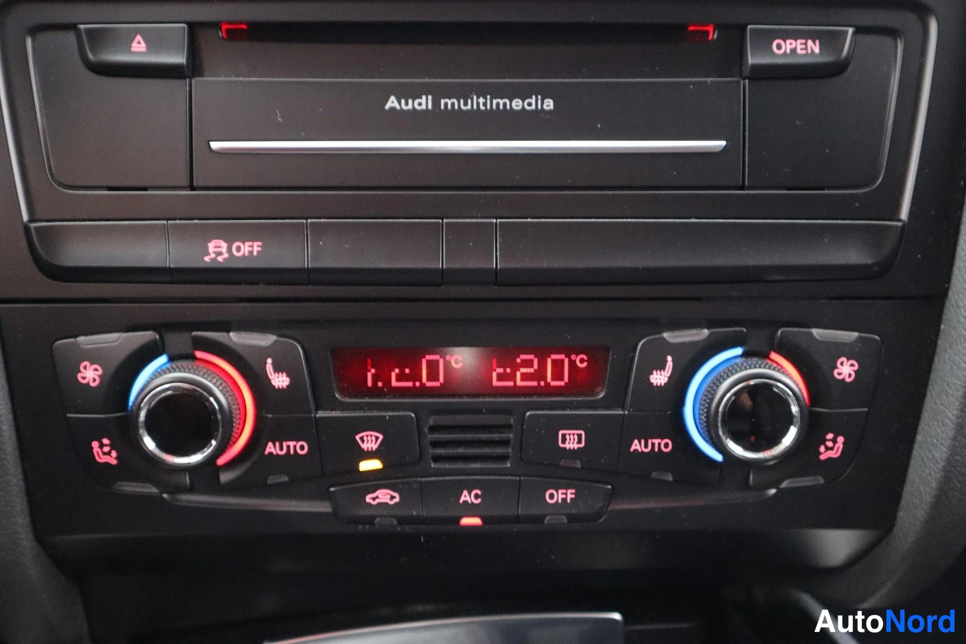 Punainen Audi A4 2011, ohjaamo, kuva 10
