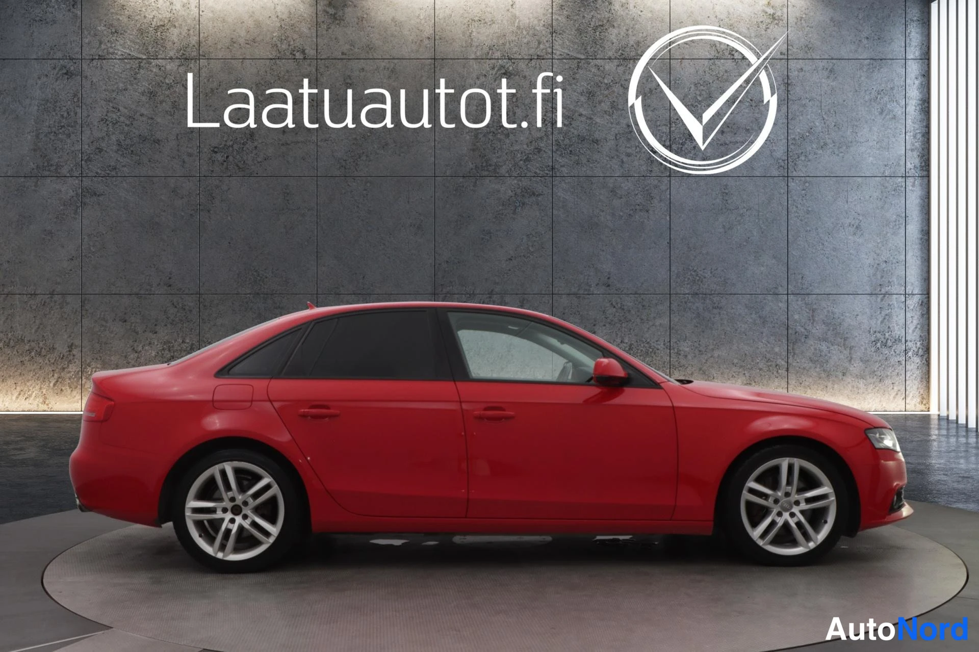 Punainen Audi A4 2011, etuviisto, keula oikealle, kuva 3