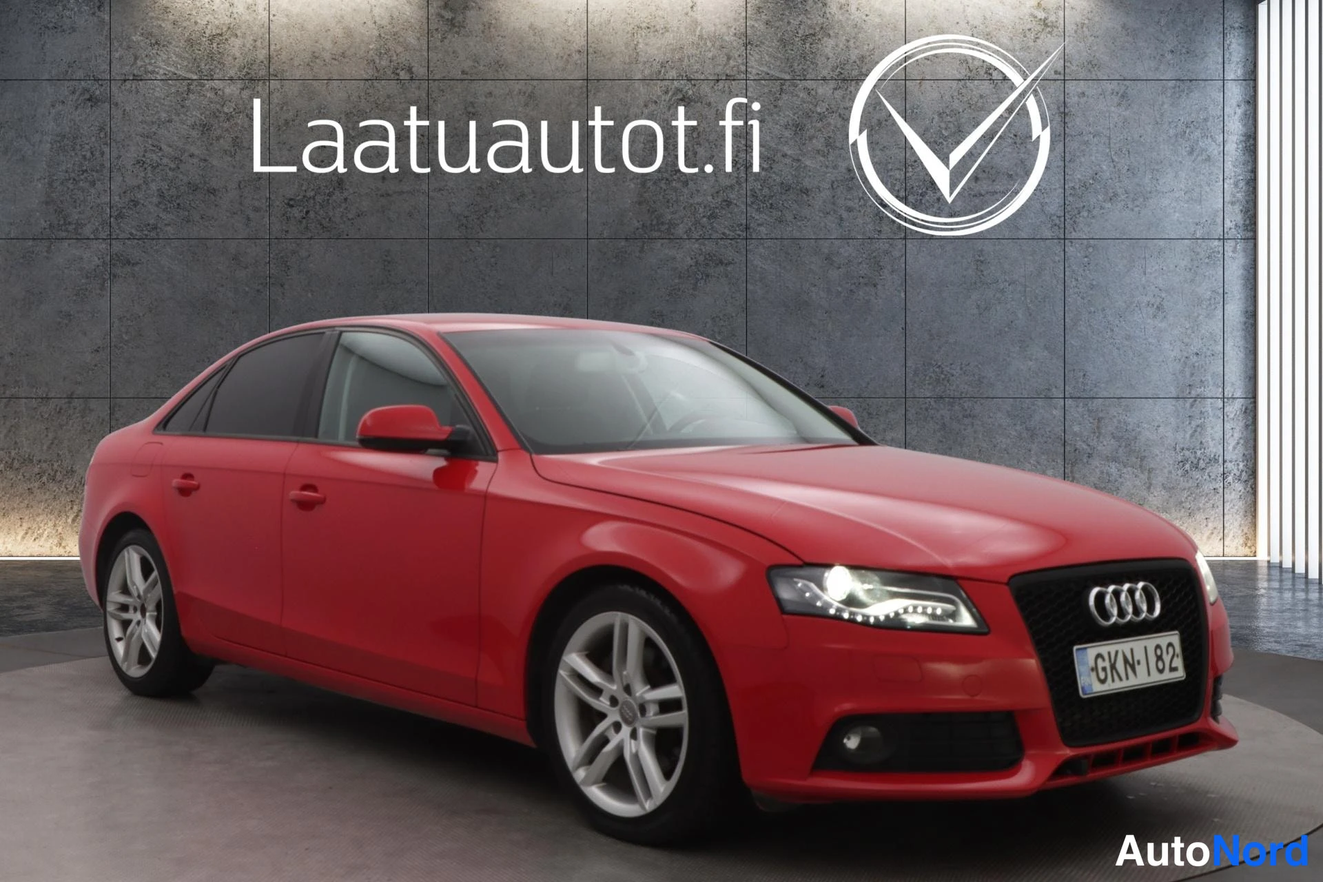 Punainen Audi A4 2011, etuviisto, keula oikealle, kuva 4
