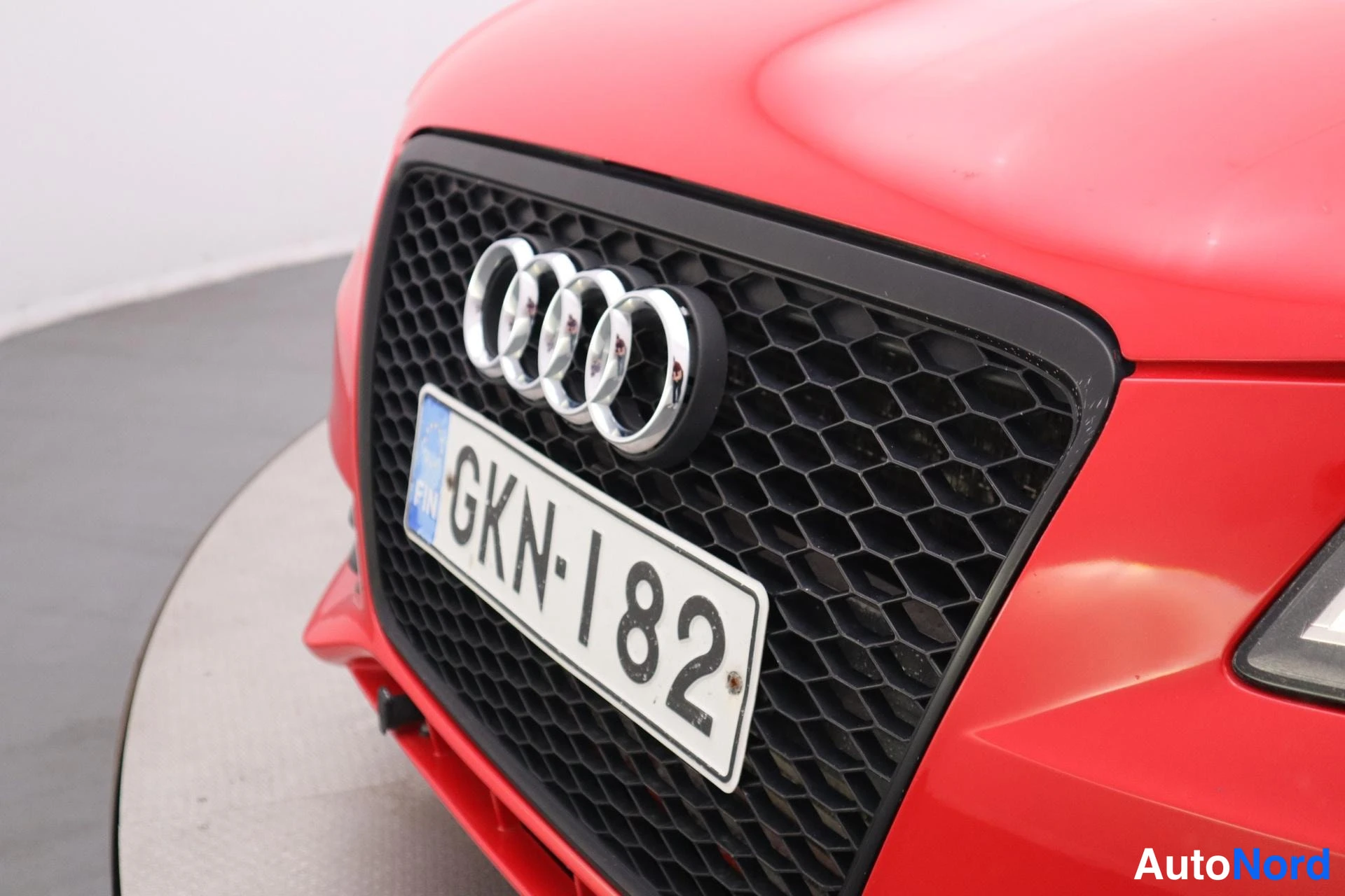 Punainen Audi A4 2011, edestä, kuva 5