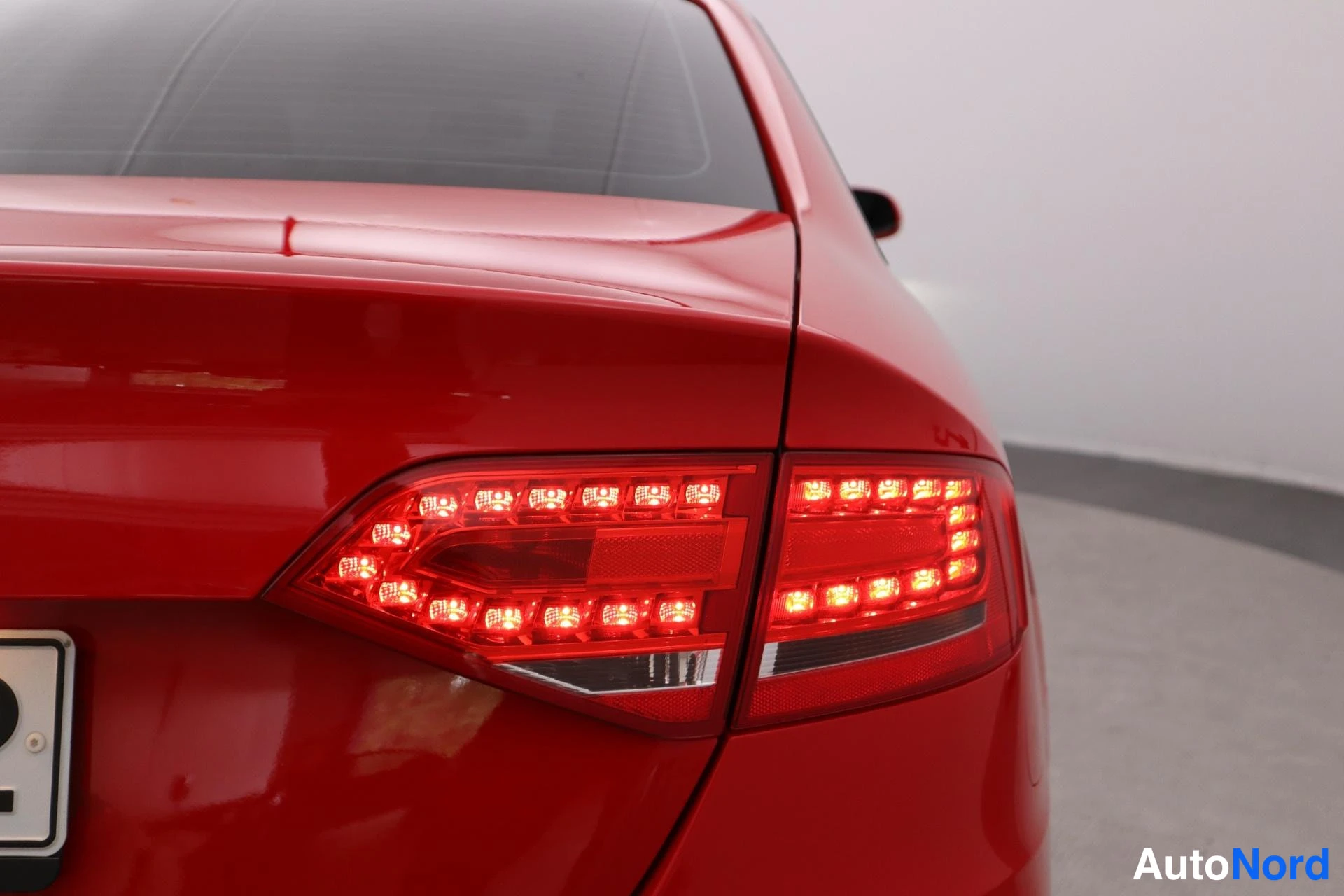 Punainen Audi A4 2011, takaa, kuva 8