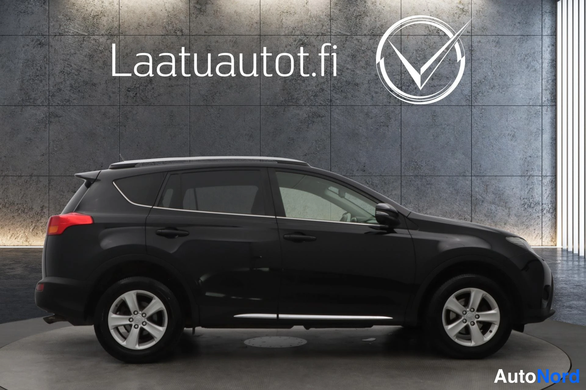 Musta Toyota RAV4 2013, sivulta, kuva 3