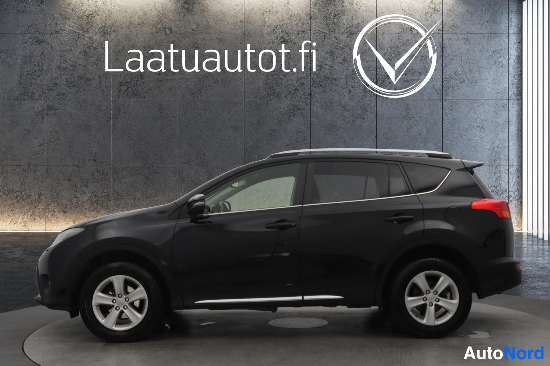 Musta Toyota RAV4 2013, sivulta, kuva 4