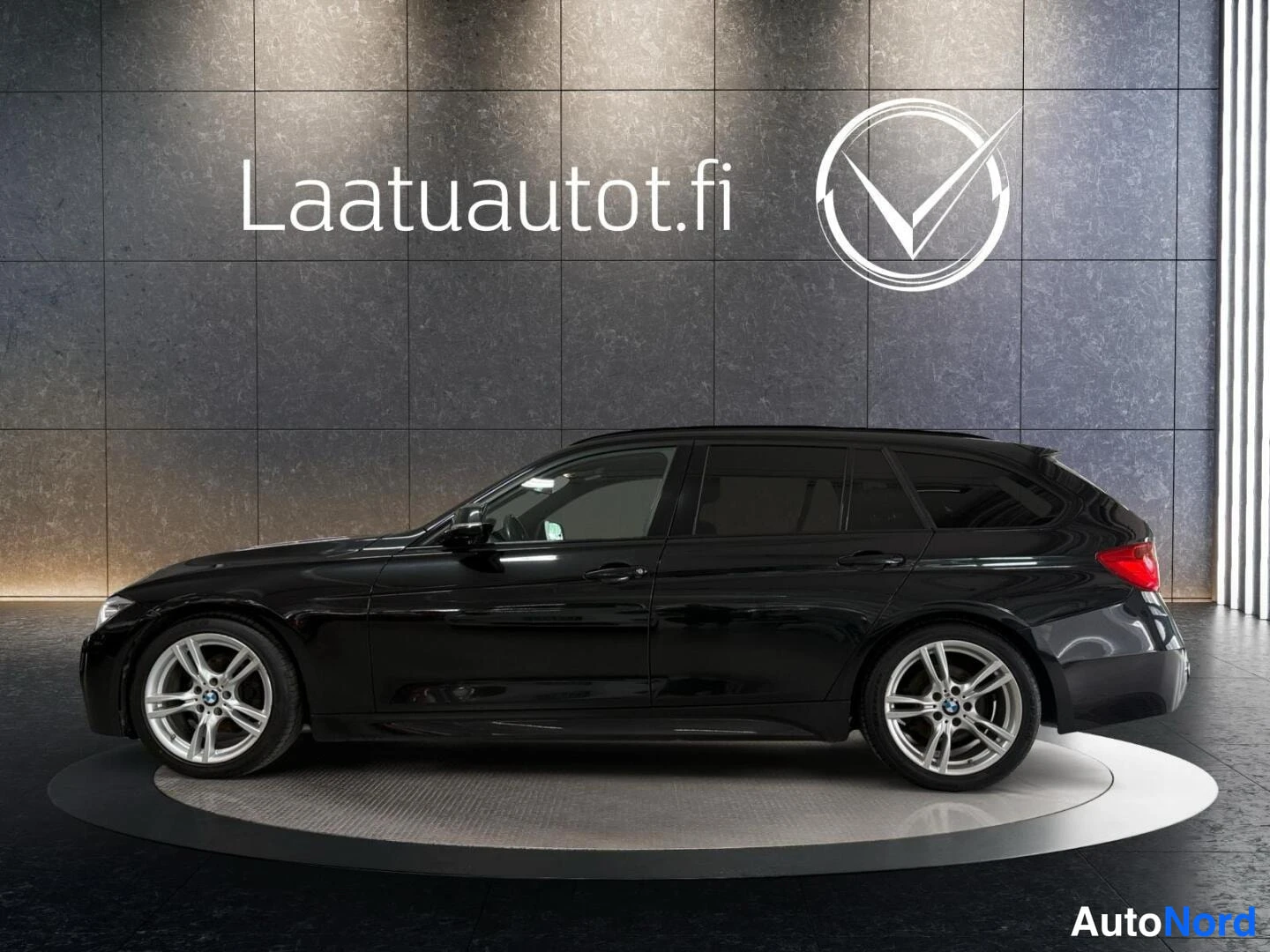 Musta BMW 316d 2014, sivulta, kuva 4