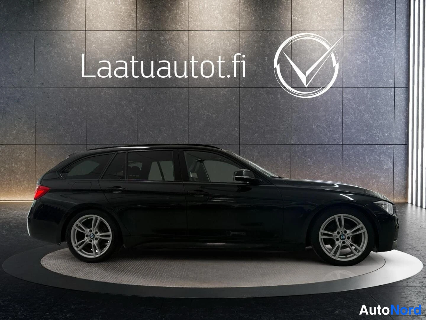 Musta BMW 316d 2014, sivulta, kuva 5