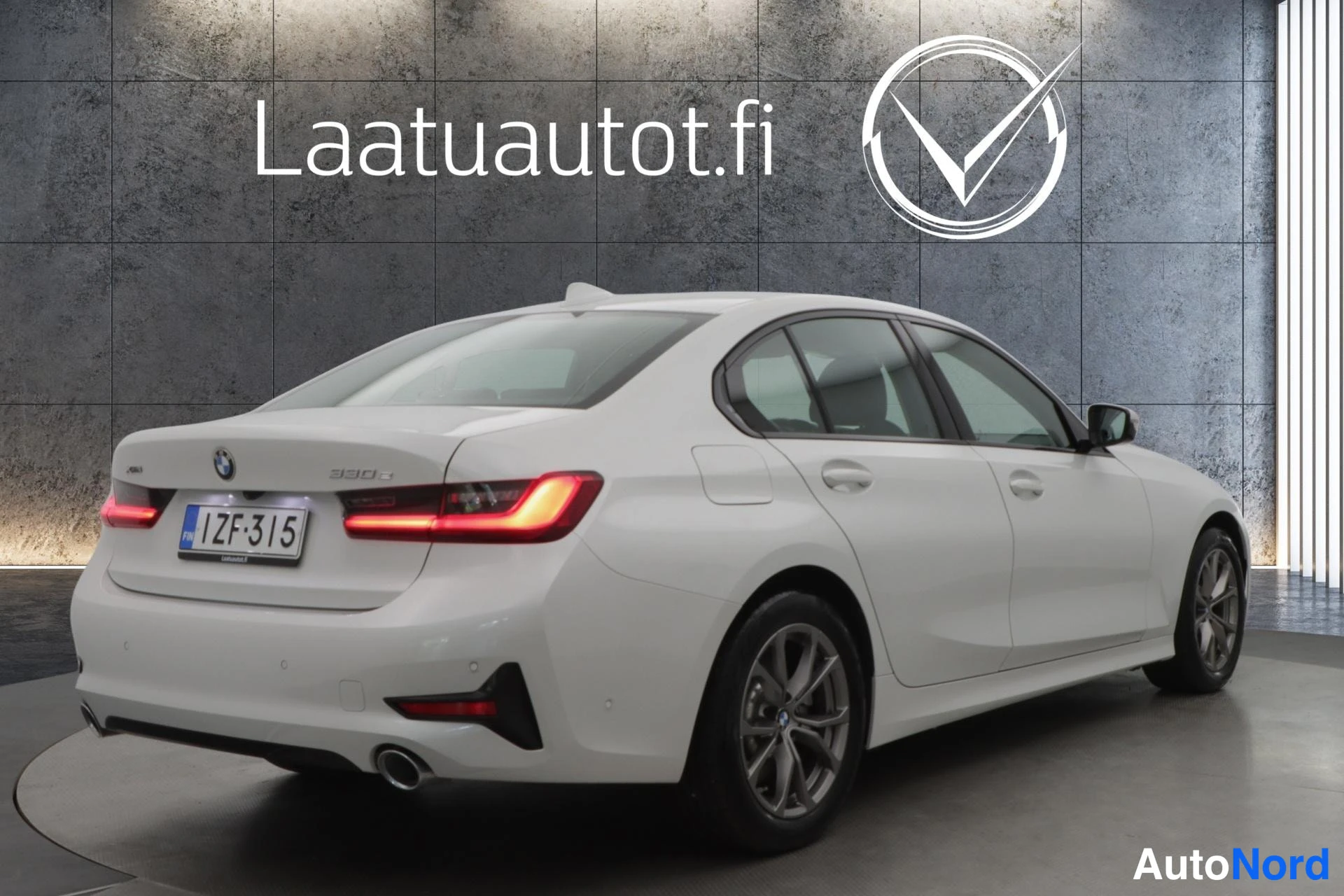 Valkoinen BMW 330 2021, kuva 37