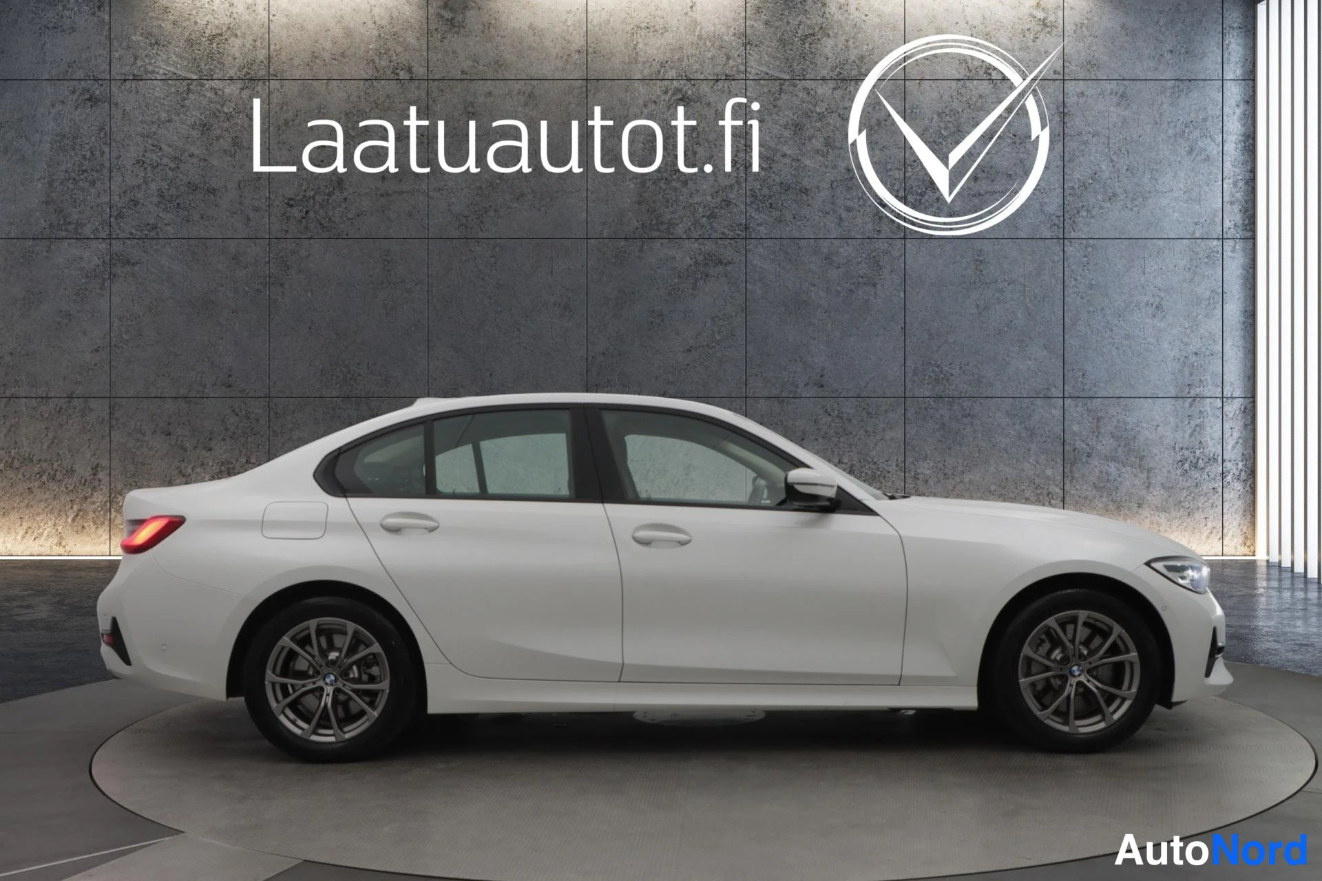 Valkoinen BMW 330 2021, sivulta, kuva 4