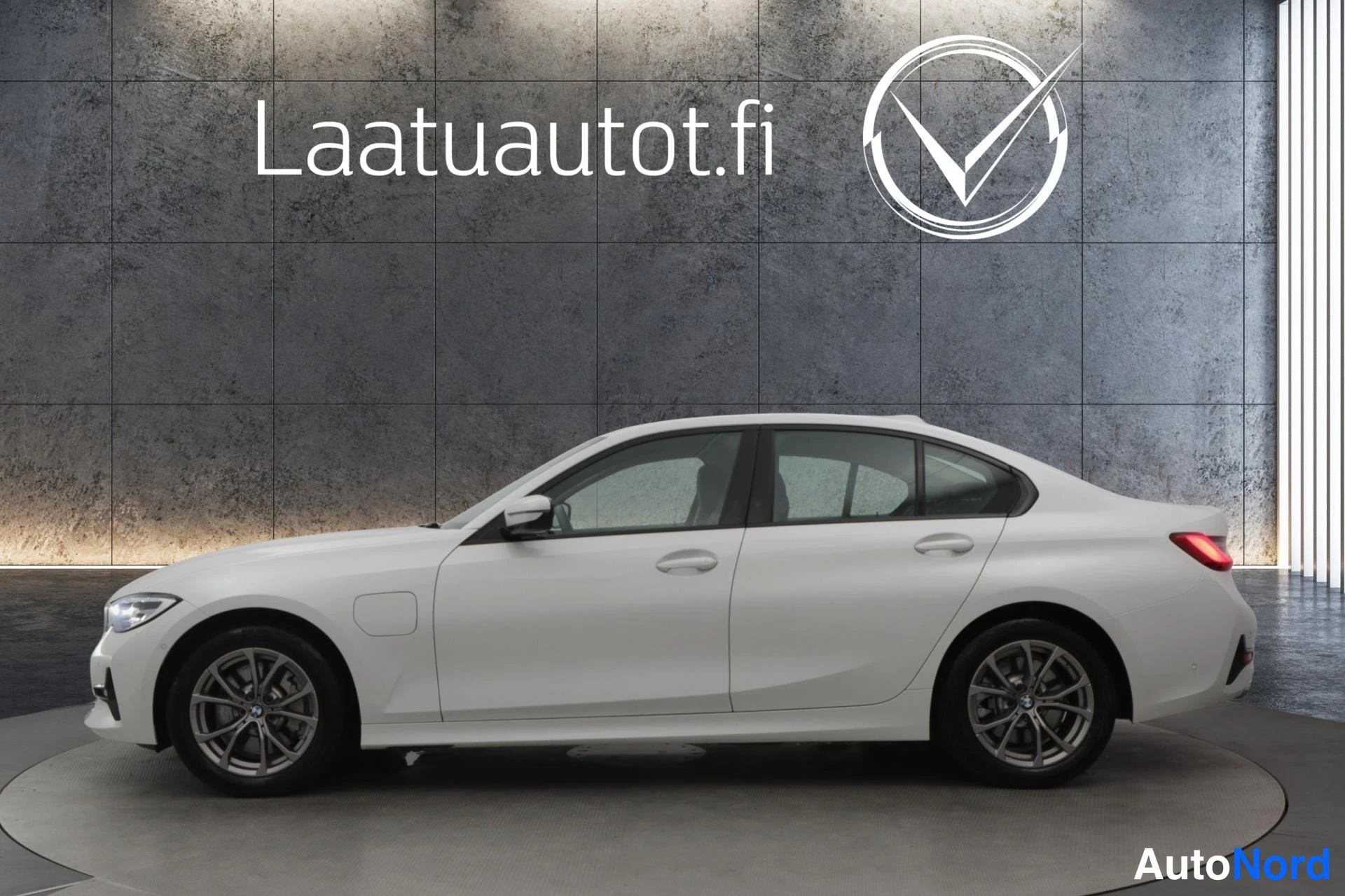 Valkoinen BMW 330 2021, sivulta, kuva 5