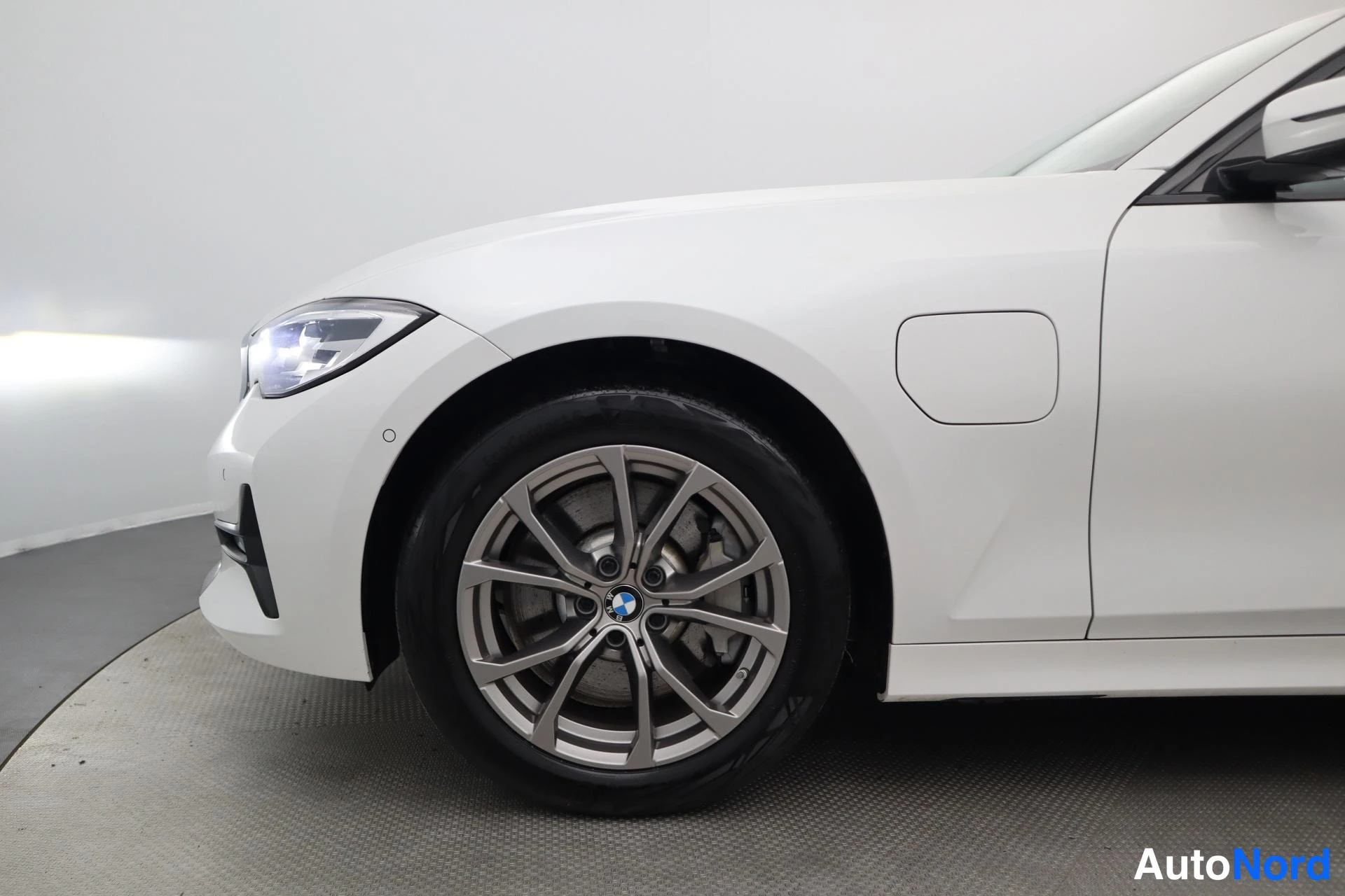 Valkoinen BMW 330 2021, etuviisto, keula vasemmalle, kuva 2